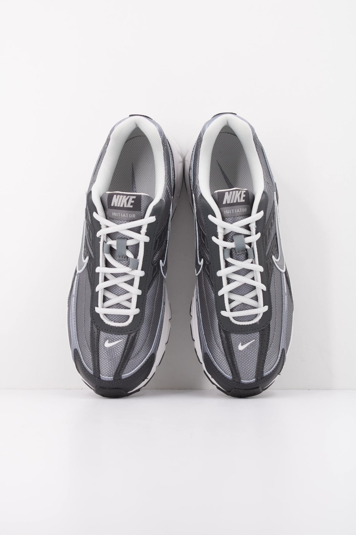 NIKE NIKE INITIATOR en color GRIS (3)