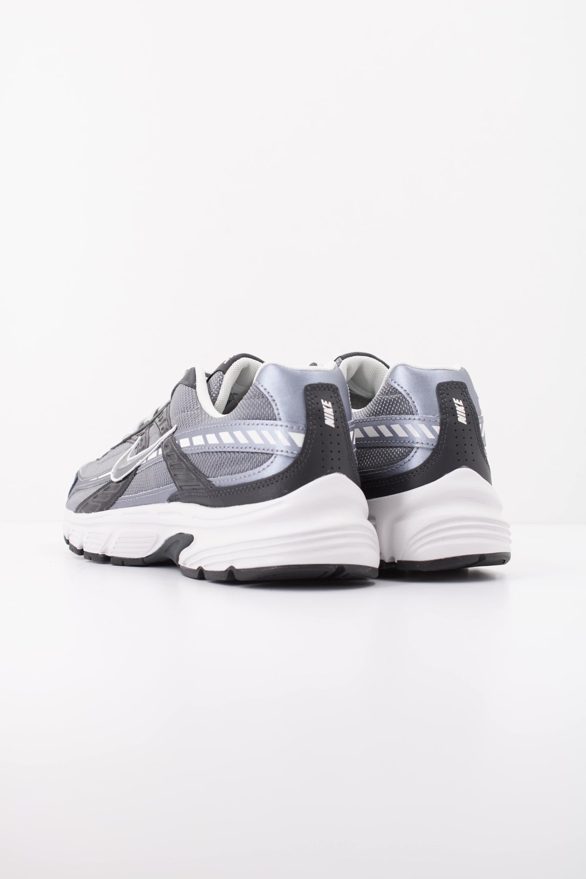 NIKE INITIATOR IB3083-001 en color GRIS (4)
