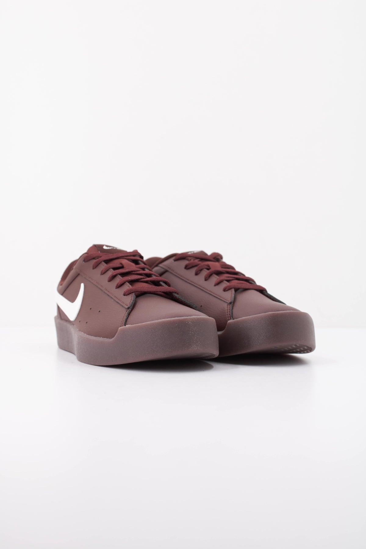NIKE COURT HERITAGE SL IQ9696-600 en color BURDEOS (2)