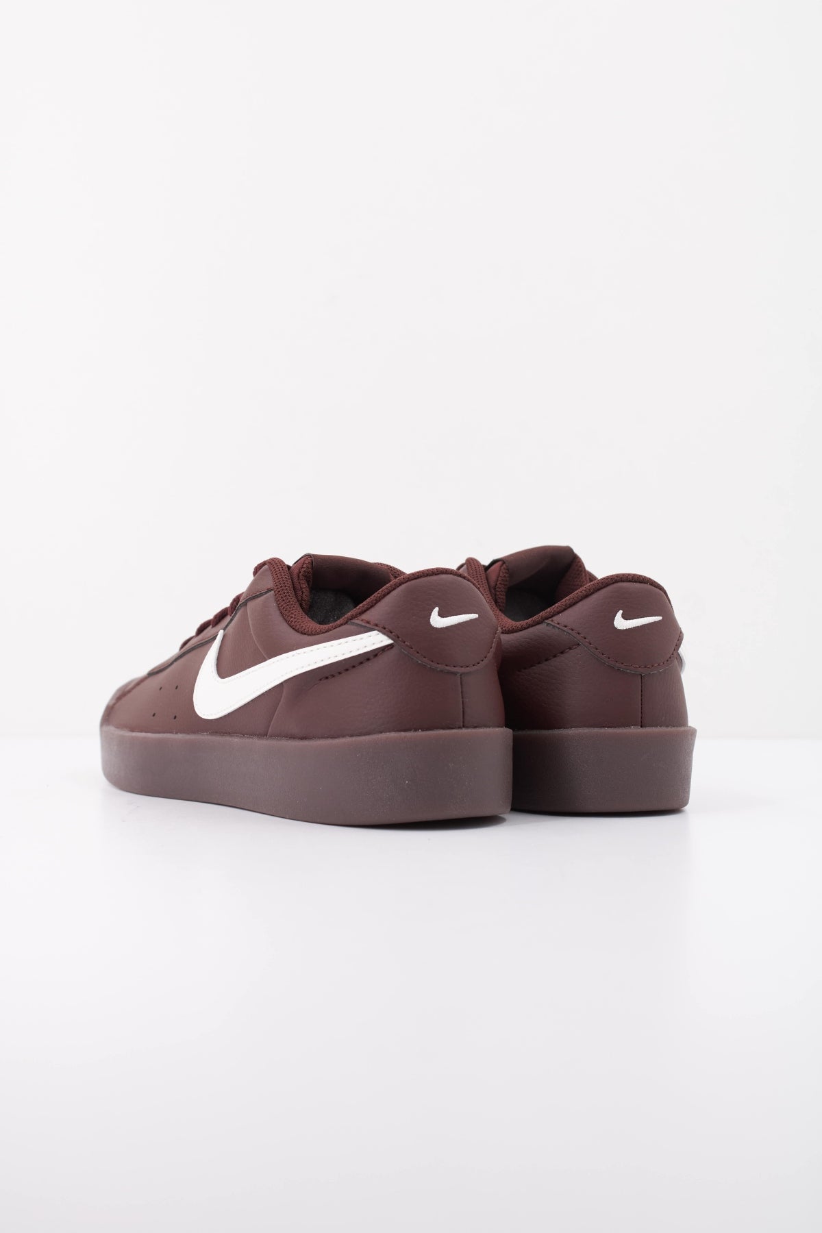 NIKE COURT HERITAGE SL IQ9696-600 en color BURDEOS (4)