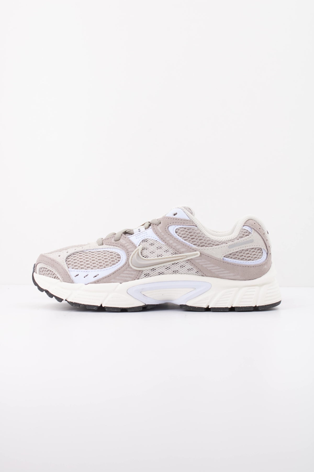 NIKE W NIKE V5 RNR SUEDE 2 en color BEIS (1)