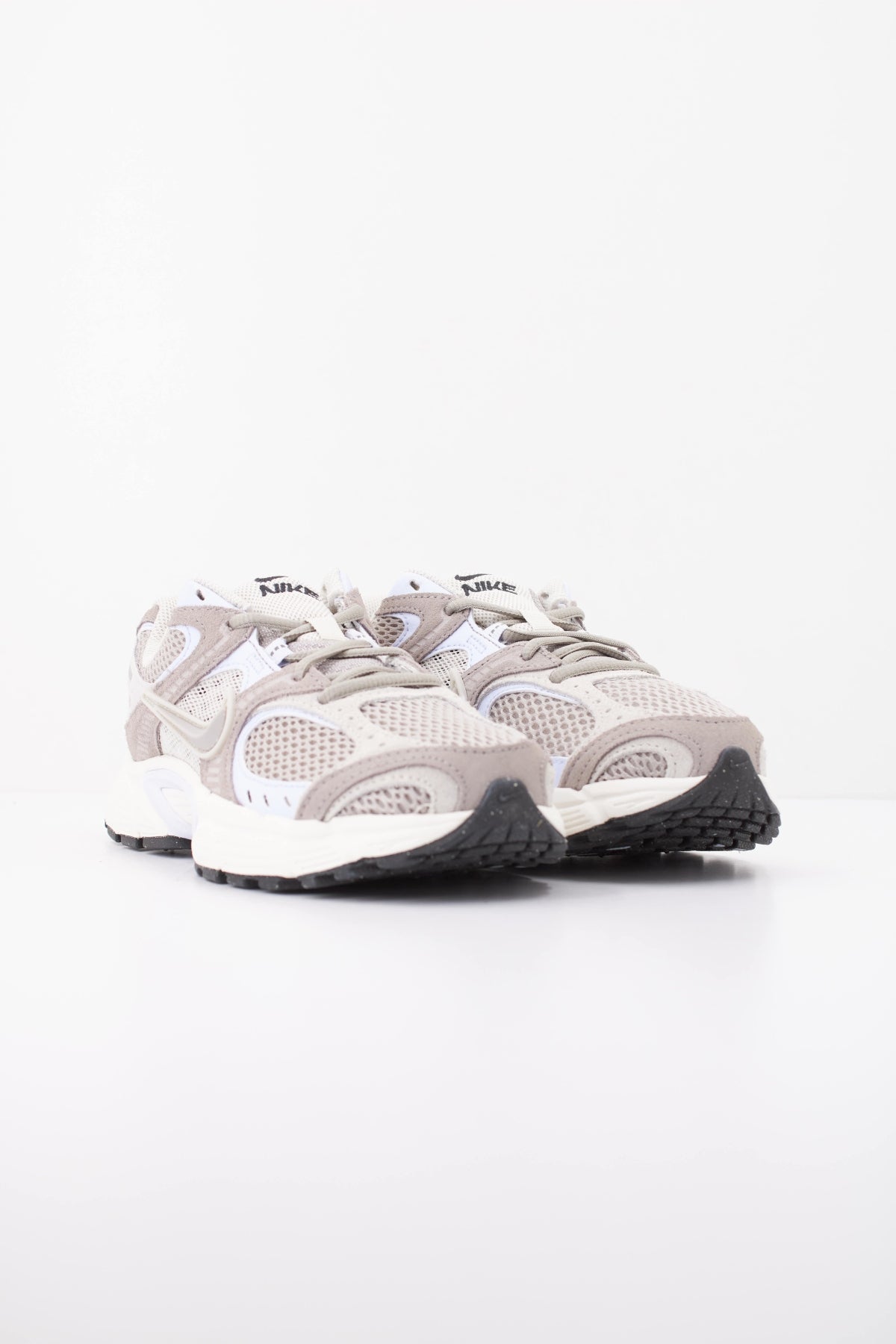 NIKE W NIKE V5 RNR SUEDE 2 en color BEIS (2)