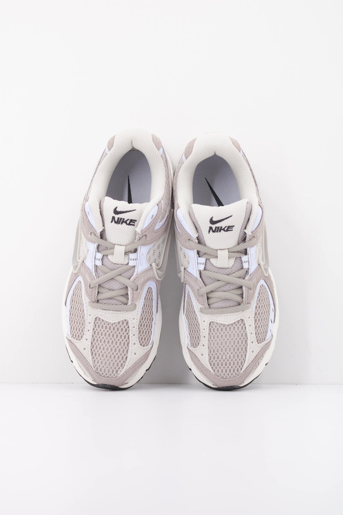 NIKE V5 RNR SUEDE 2 IX0197-001 en color BEIS (3)