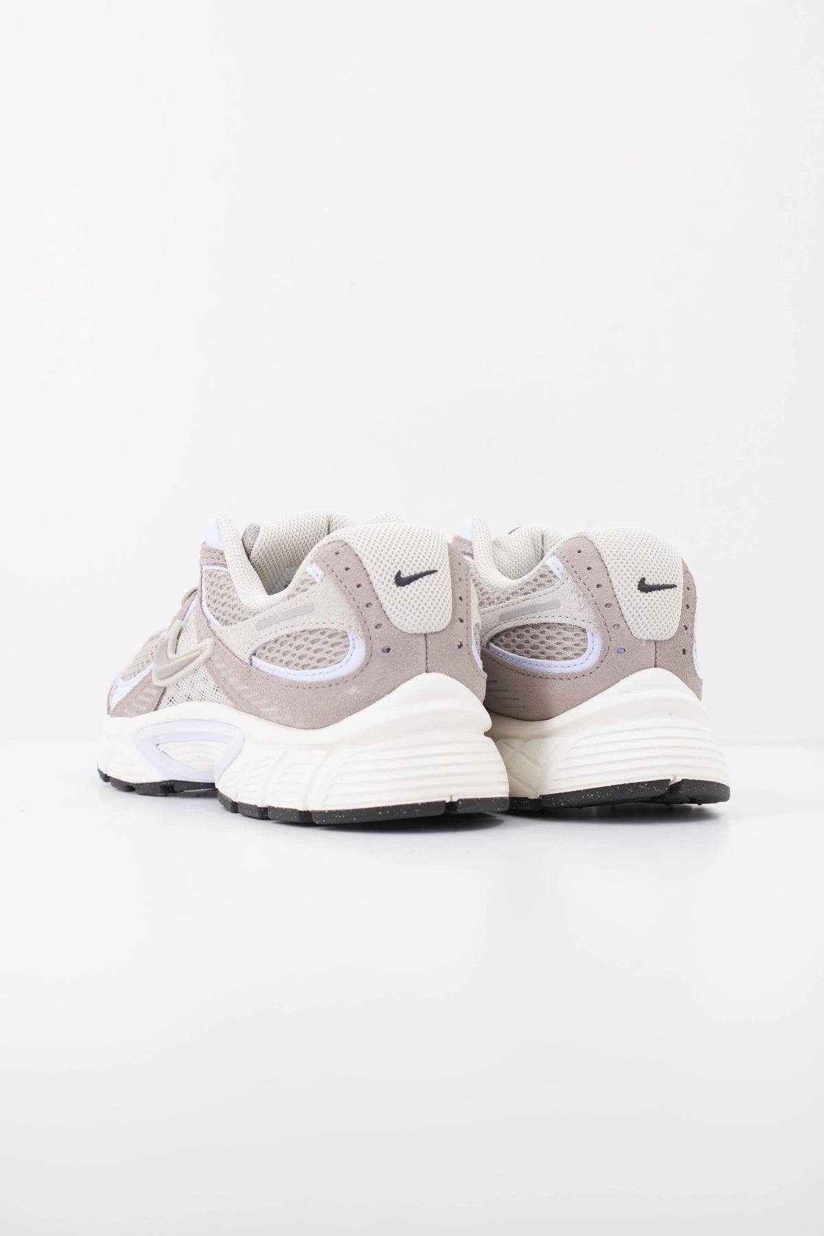 NIKE W NIKE V5 RNR SUEDE 2 en color BEIS (4)