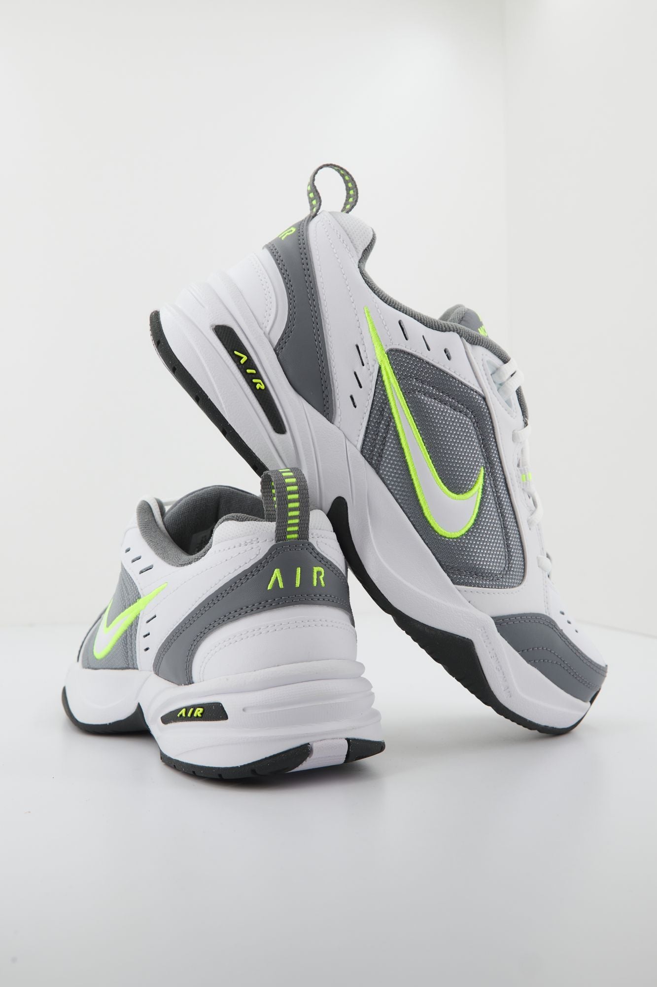NIKE NIKE AIR MONARCH en color BLANCO (2)