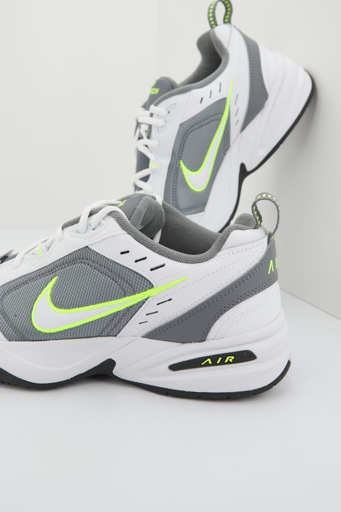 NIKE NIKE AIR MONARCH en color BLANCO (4)