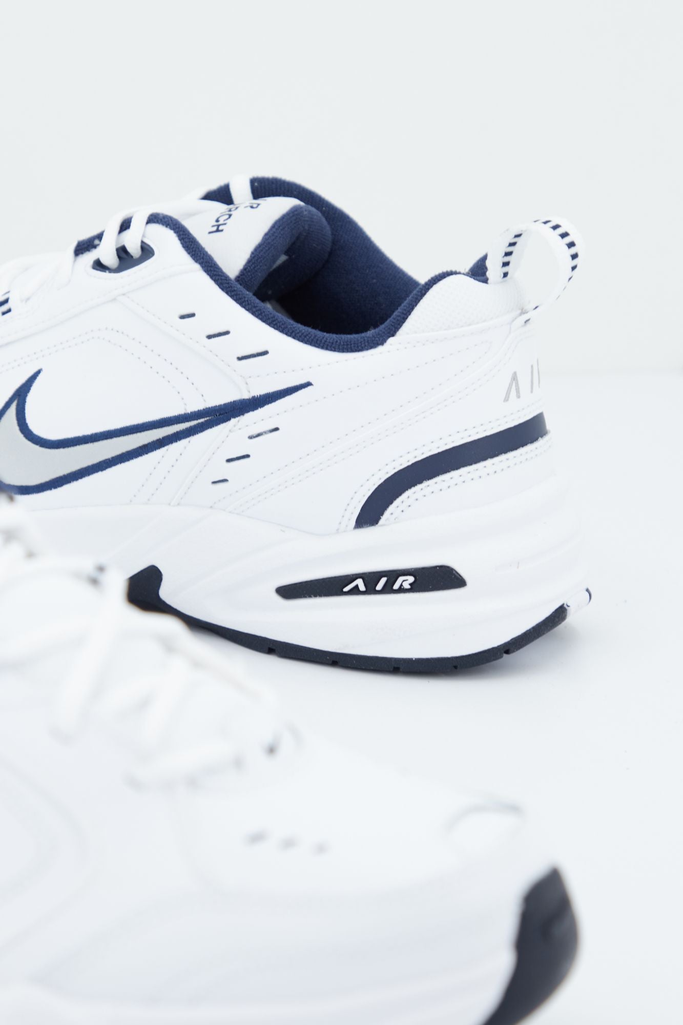 NIKE NIKE AIR MONARCH en color BLANCO (2)