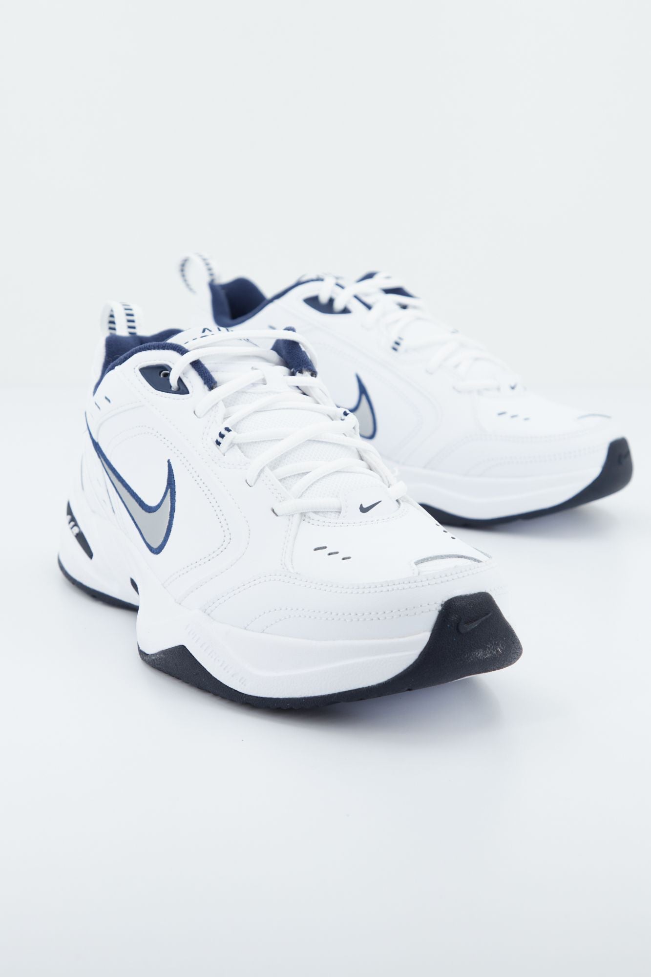 NIKE NIKE AIR MONARCH en color BLANCO (3)