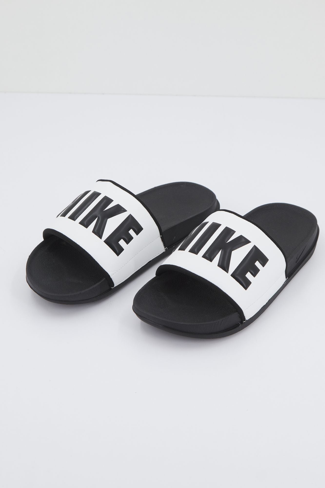 NIKE OFFCOURT WOMEN'S en color BLANCO (1)