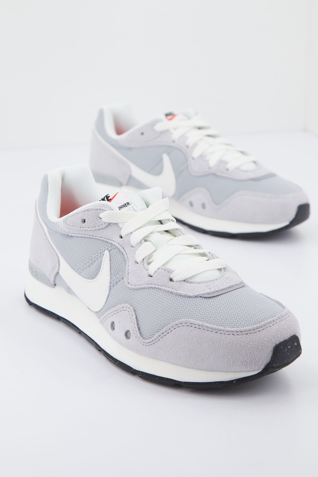 NIKE VENTURE RUNNER en color GRIS (1)