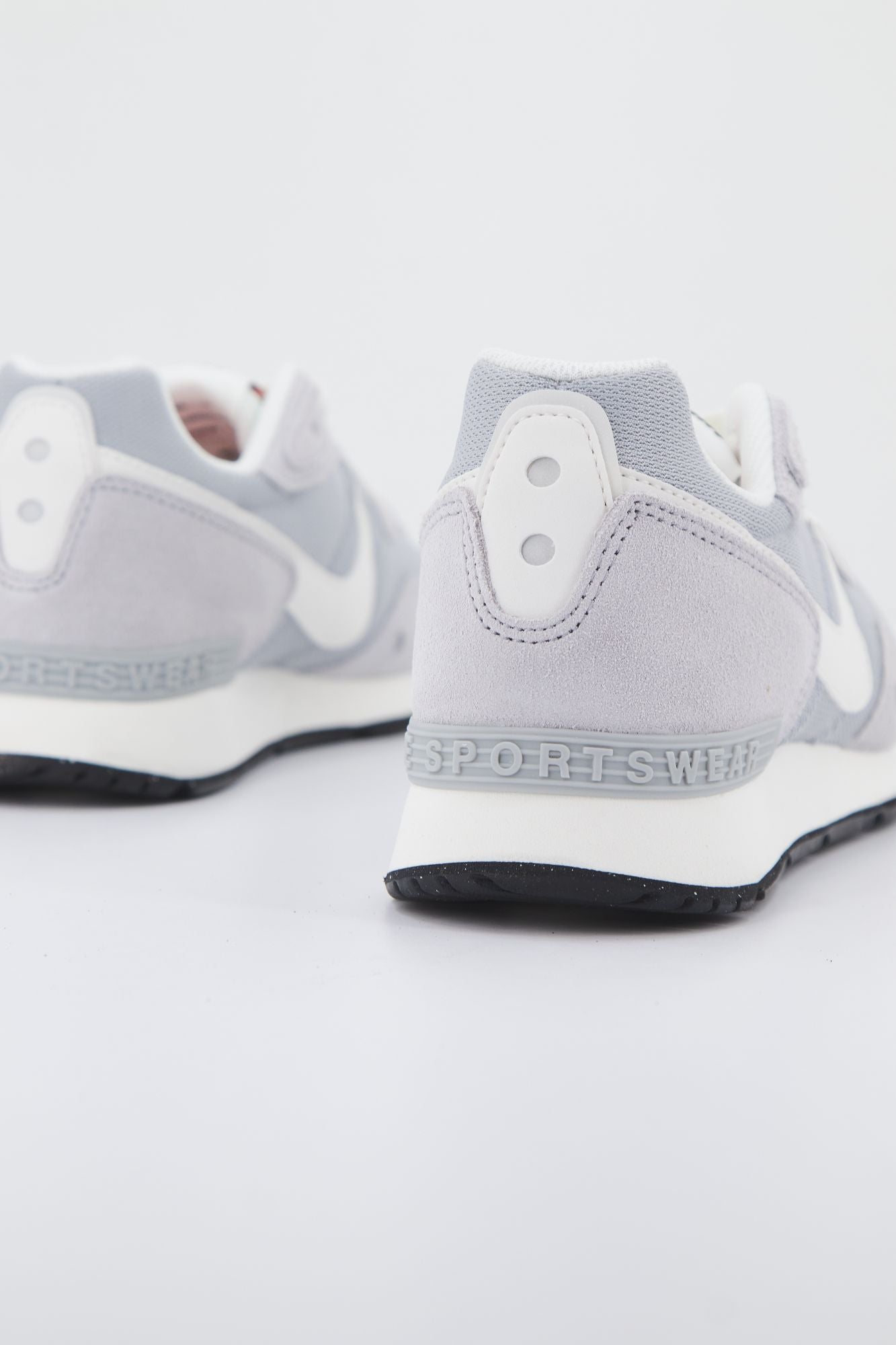 NIKE VENTURE RUNNER en color GRIS (3)
