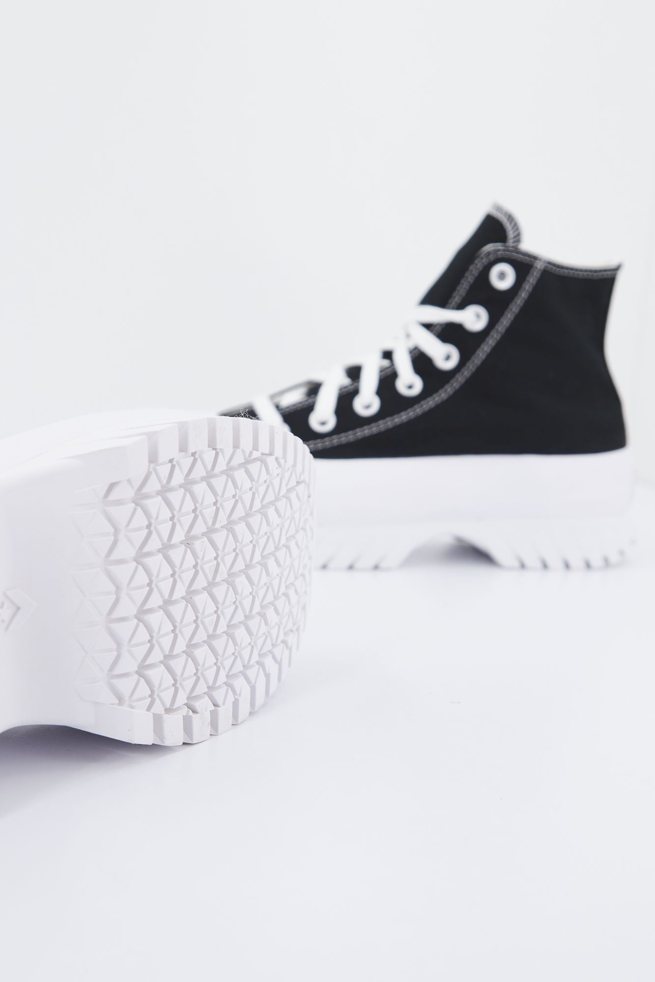 CONVERSE CHUCK TAYLOR ALL STAR LUGGED 2.0 en color NEGRO (4)