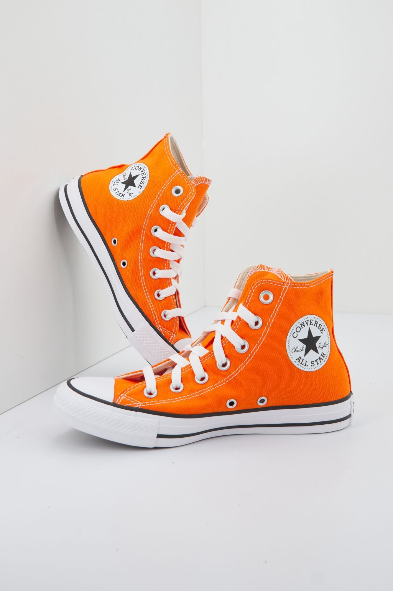 CONVERSE CHUCK TAYLOR ALL STAR HI en color NARANJA (2)