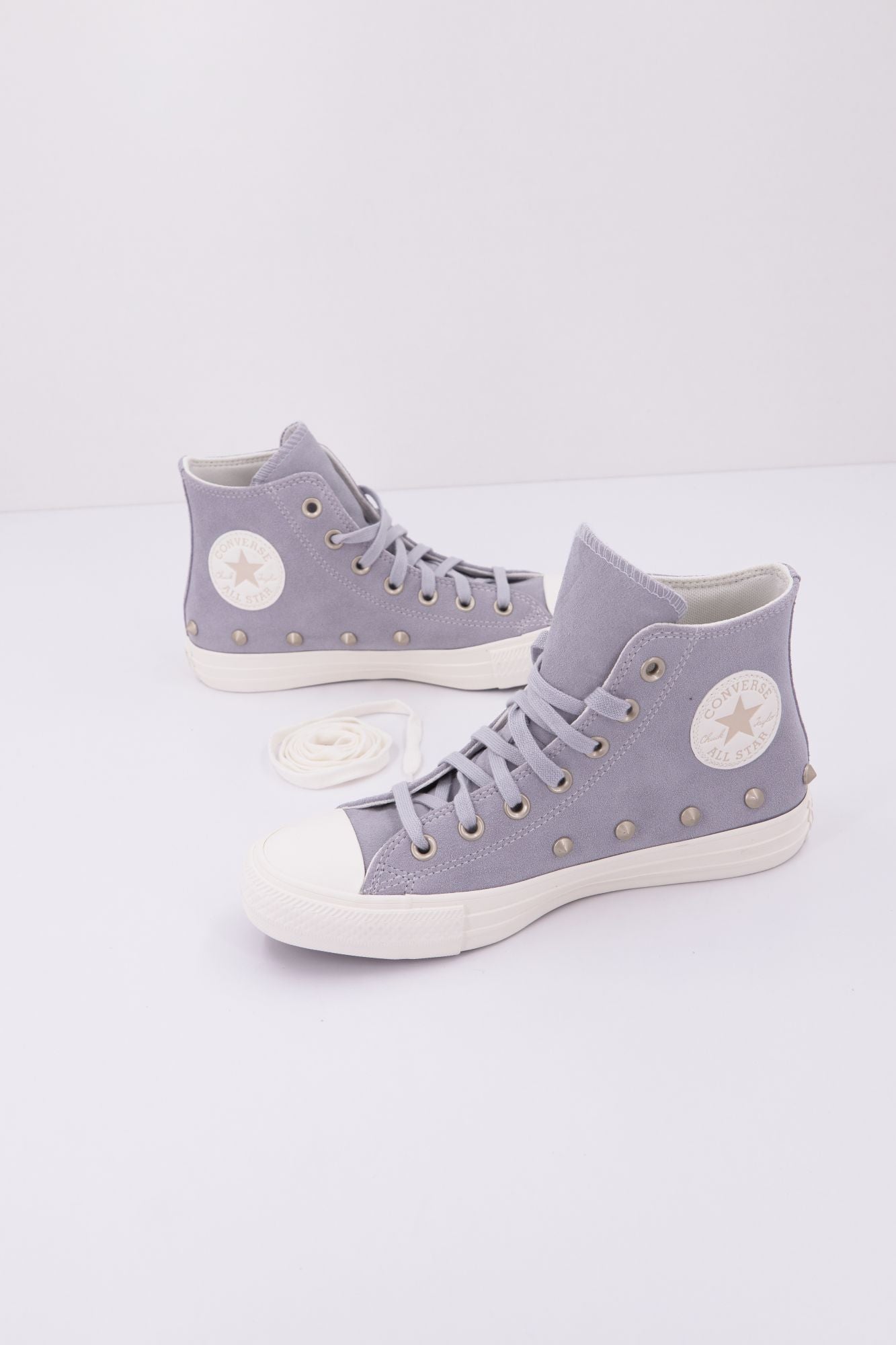 CONVERSE CHUCK TAYLOR ALL STAR SUEDE STUDS en color GRIS (1)