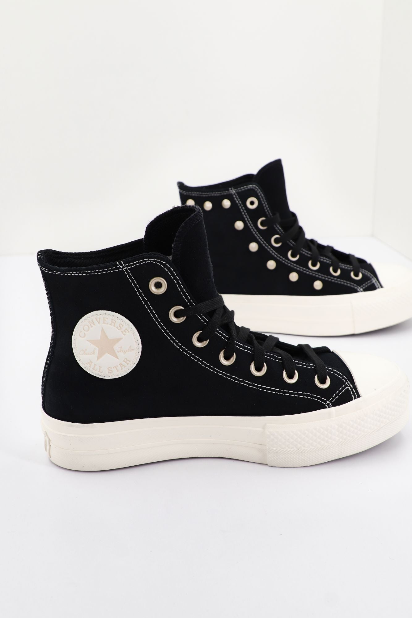 CONVERSE CHUCK TAYLOR ALL STAR LIFT PLATFORM SUEDE STUDS en color NEGRO (1)
