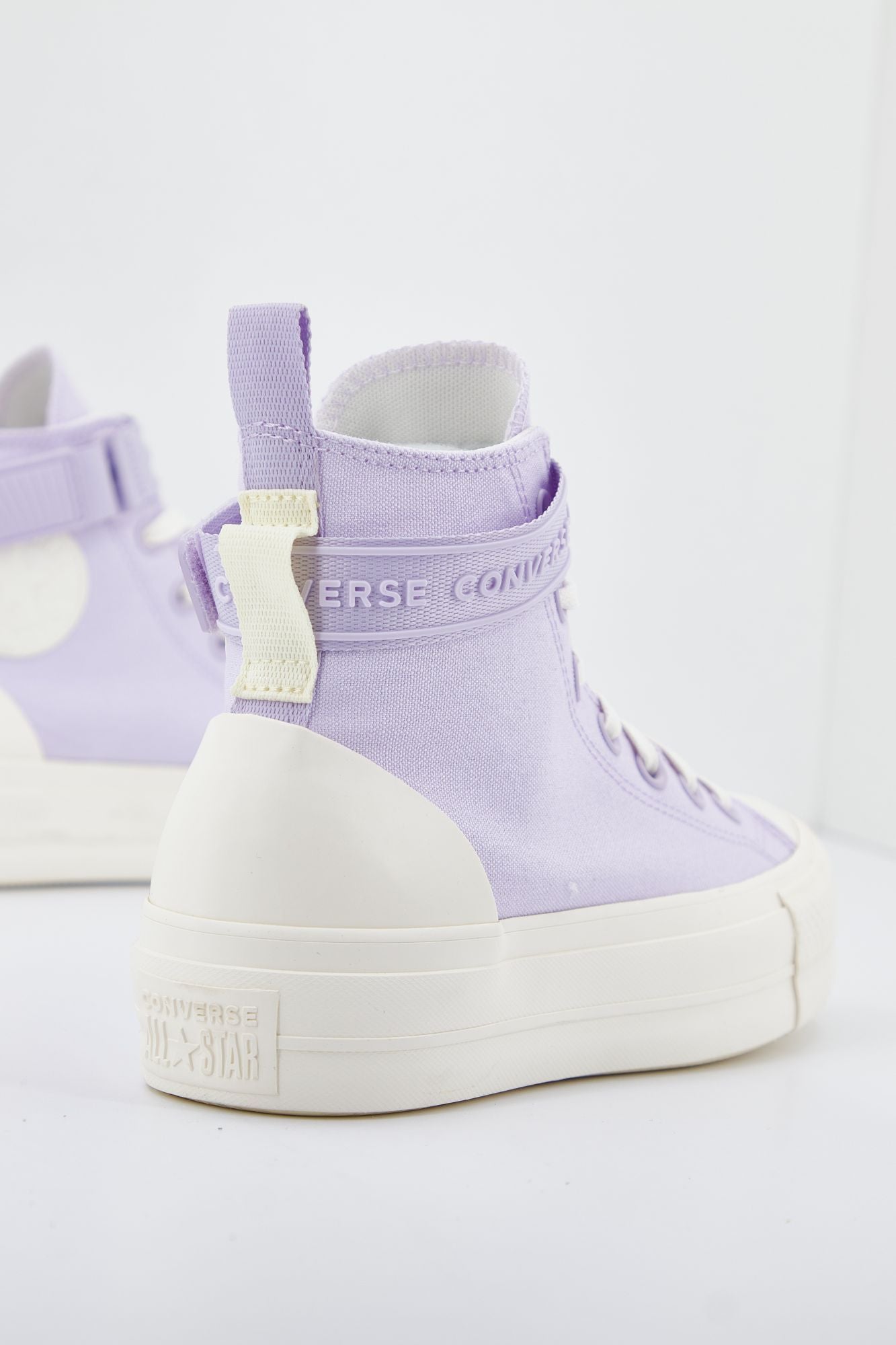 CONVERSE CTAS LIFT HI en color VIOLETA (3)