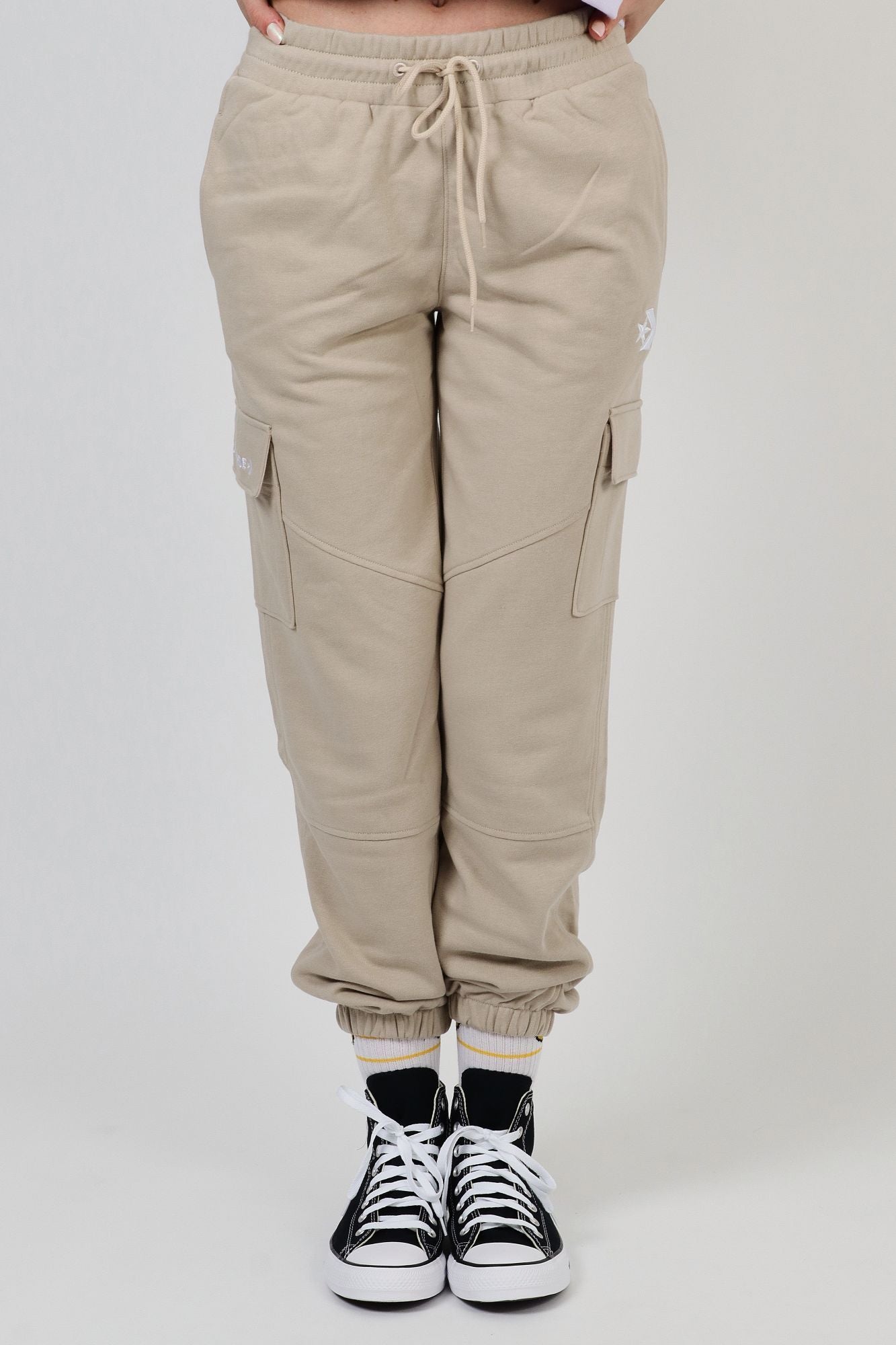 CONVERSE FASHION KNIT CARGO JOGGER en color MARRON CLARO (1)