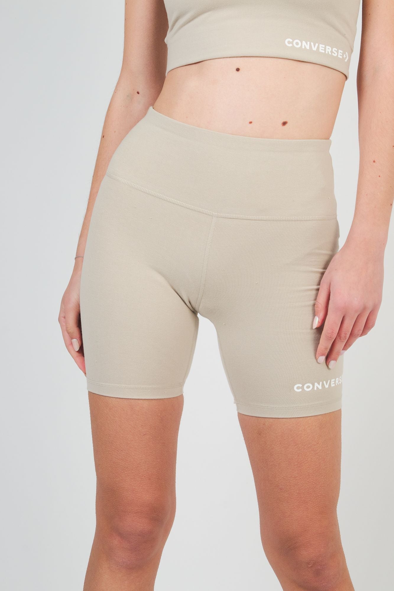 CONVERSE WORDMARK BIKE SHORT en color BEIS (1)