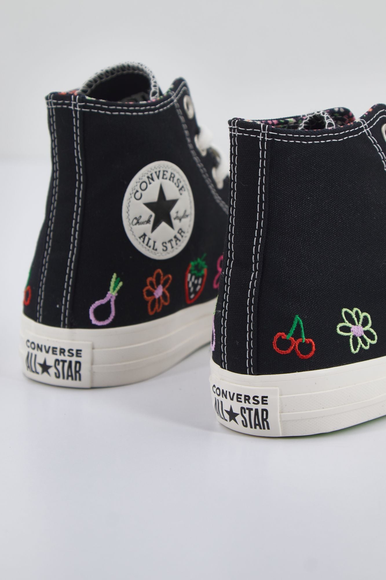CONVERSE CHUCK TAYLOR ALL STAR HI en color NEGRO (2)