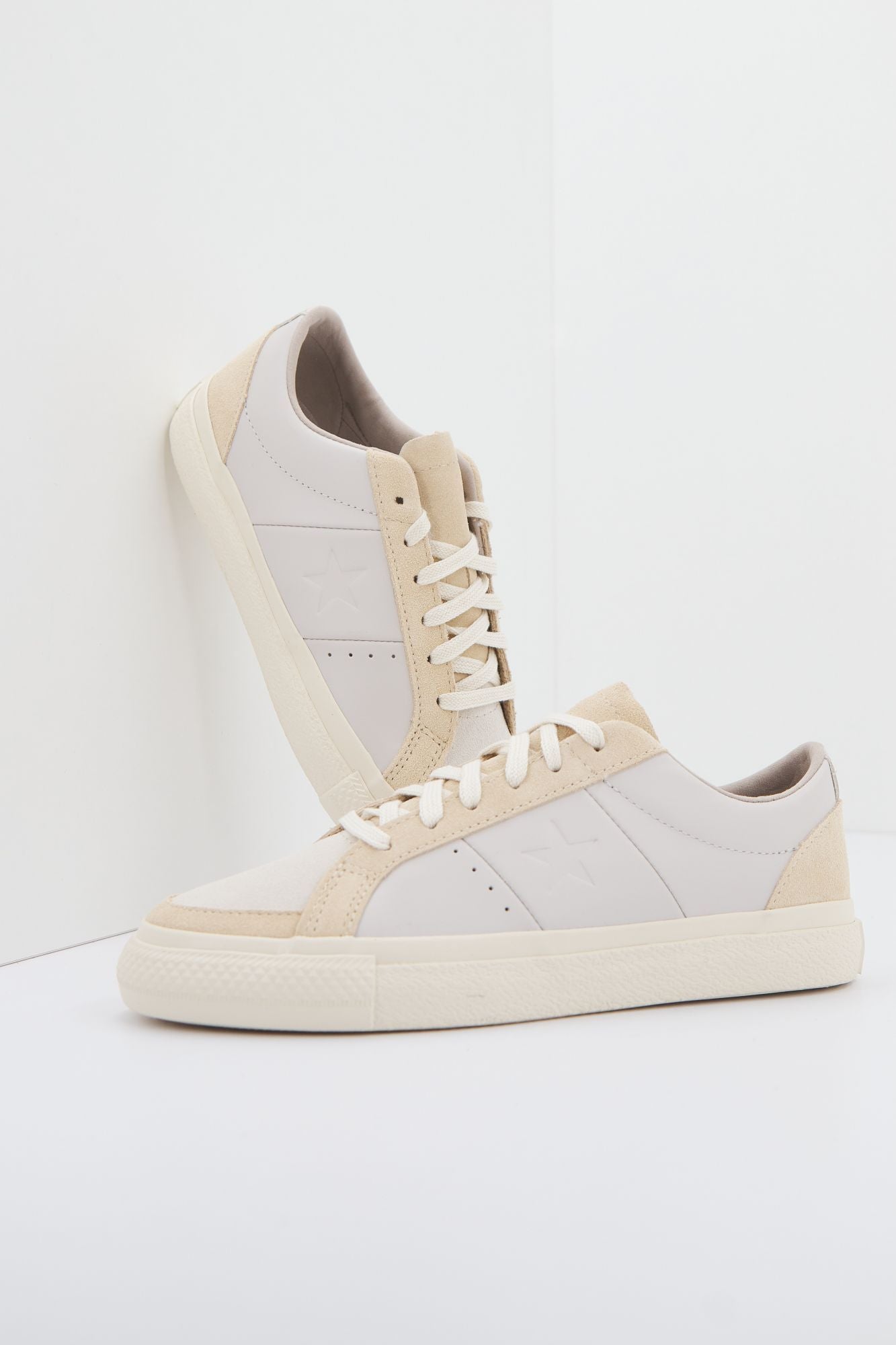CONVERSE ONE STAR PRO OX en color BLANCO (2)