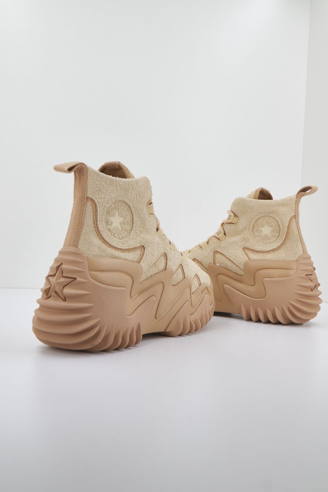 CONVERSE RUN STAR MOTION CX HI en color MARRON CLARO (2)