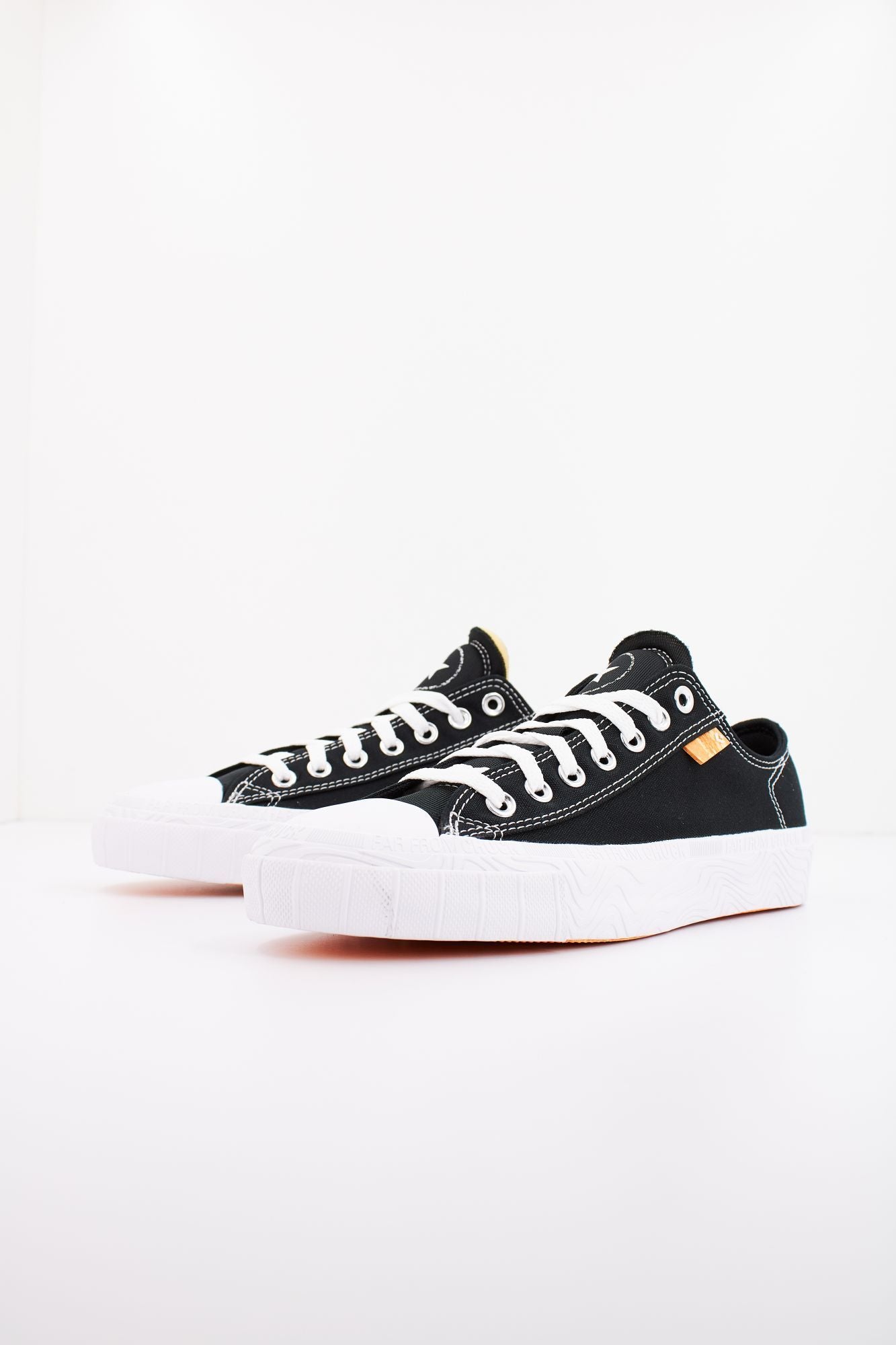 CONVERSE CHUCK TAYLOR ALT STAR OX en color NEGRO (2)