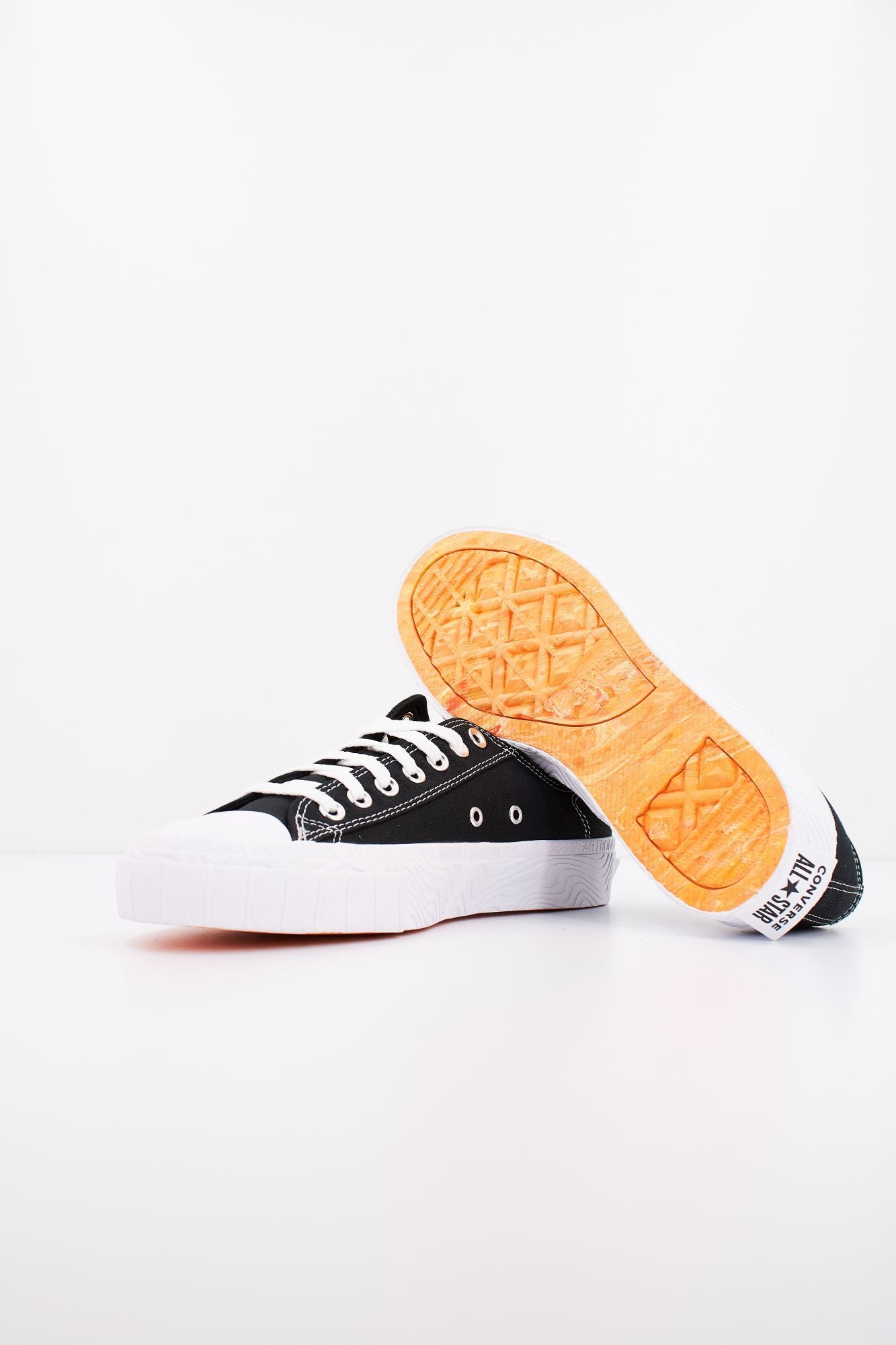 CONVERSE CHUCK TAYLOR ALT STAR OX en color NEGRO (4)
