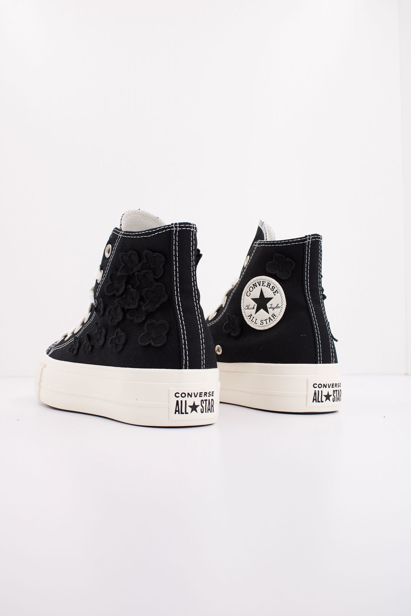 CONVERSE CHUCK TAYLOR ALL STAR LIFT 3D FLOWERS en color NEGRO (3)