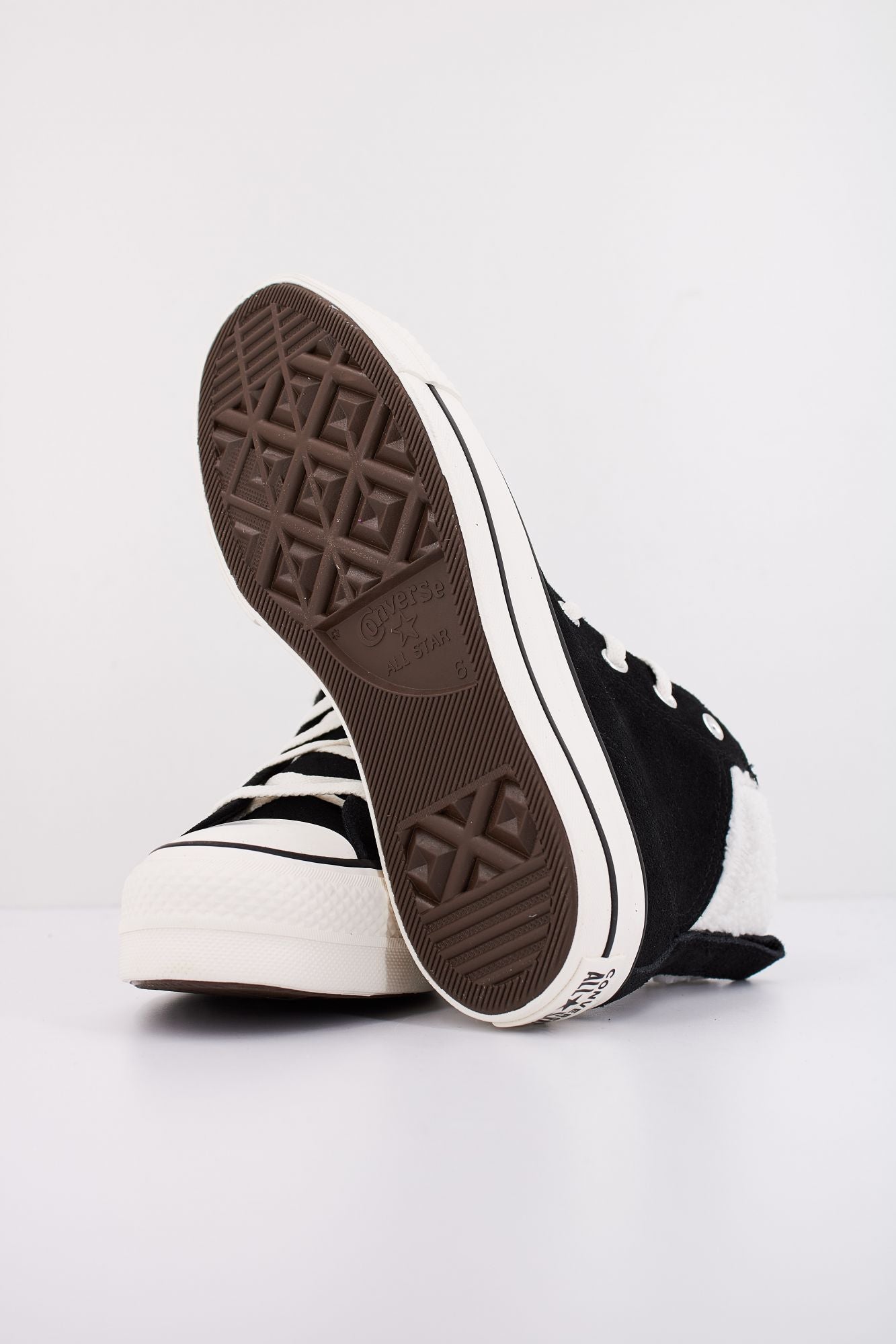 CONVERSE CHUCK TAYLOR ALL STAR PUFF LIFT HI en color NEGRO (5)