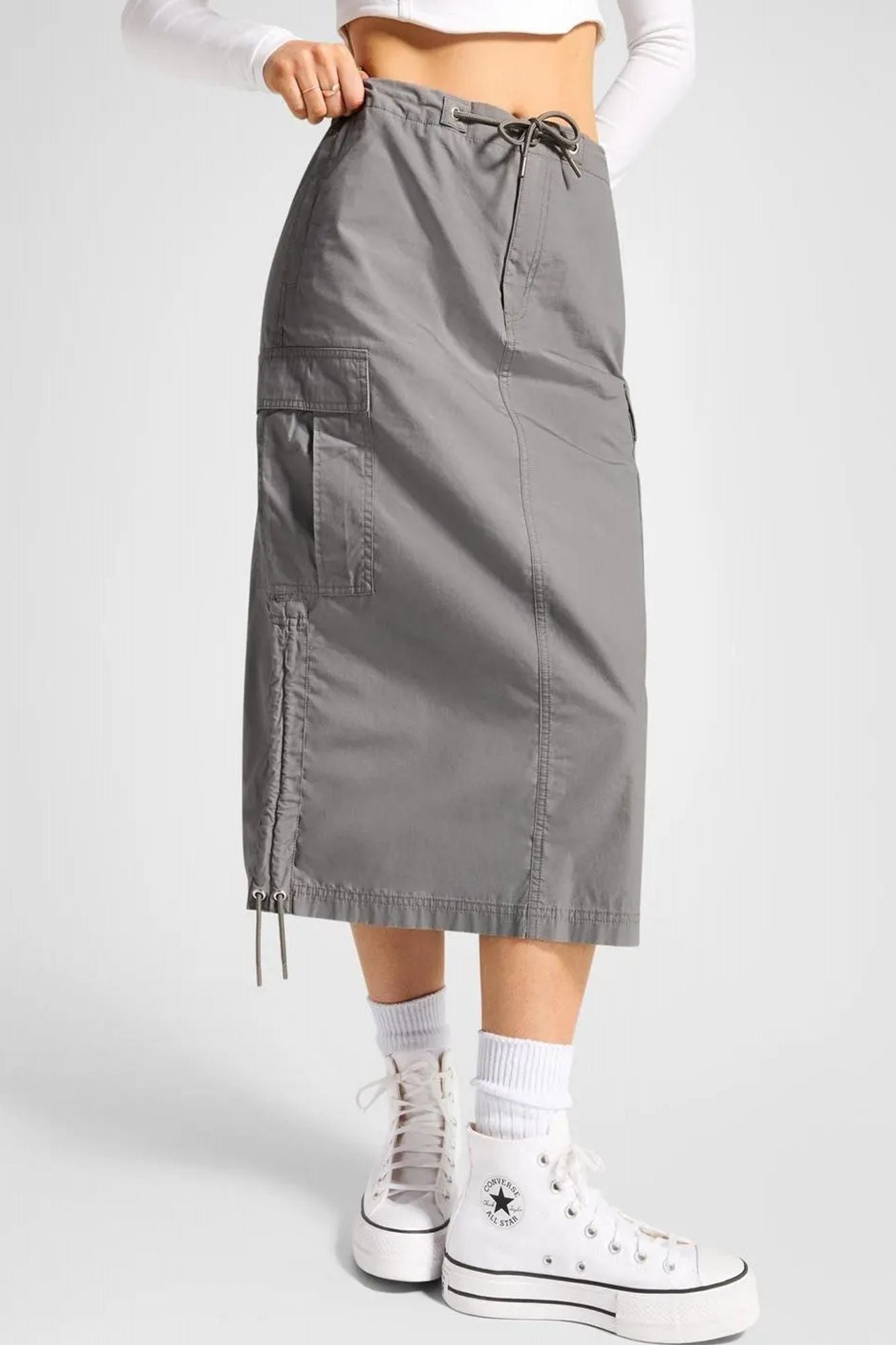 CONVERSE LONG WOWEN CARGO SKIRT SHARKSKIN en color GRIS (1)