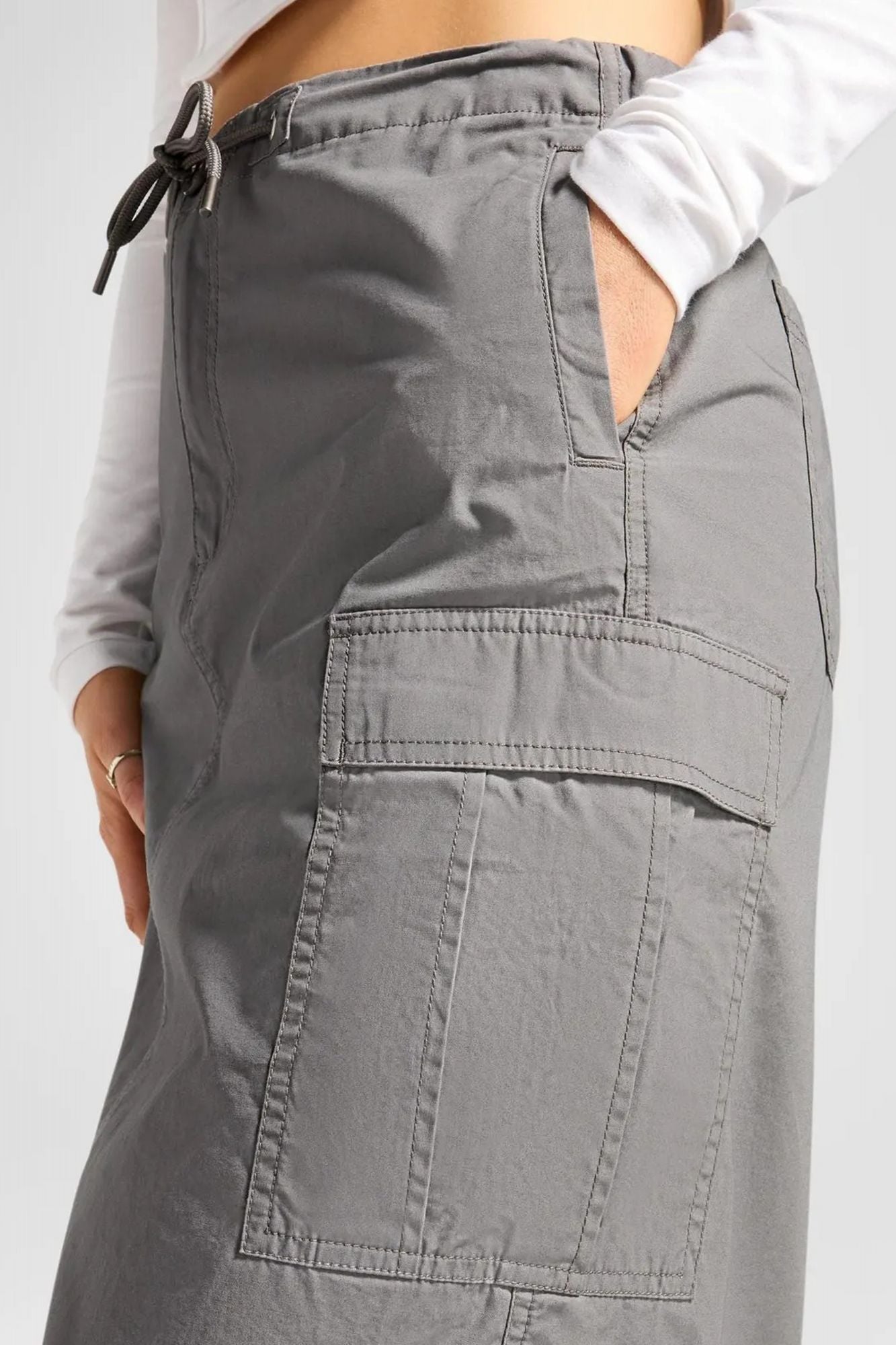 CONVERSE LONG WOWEN CARGO SKIRT SHARKSKIN en color GRIS (3)