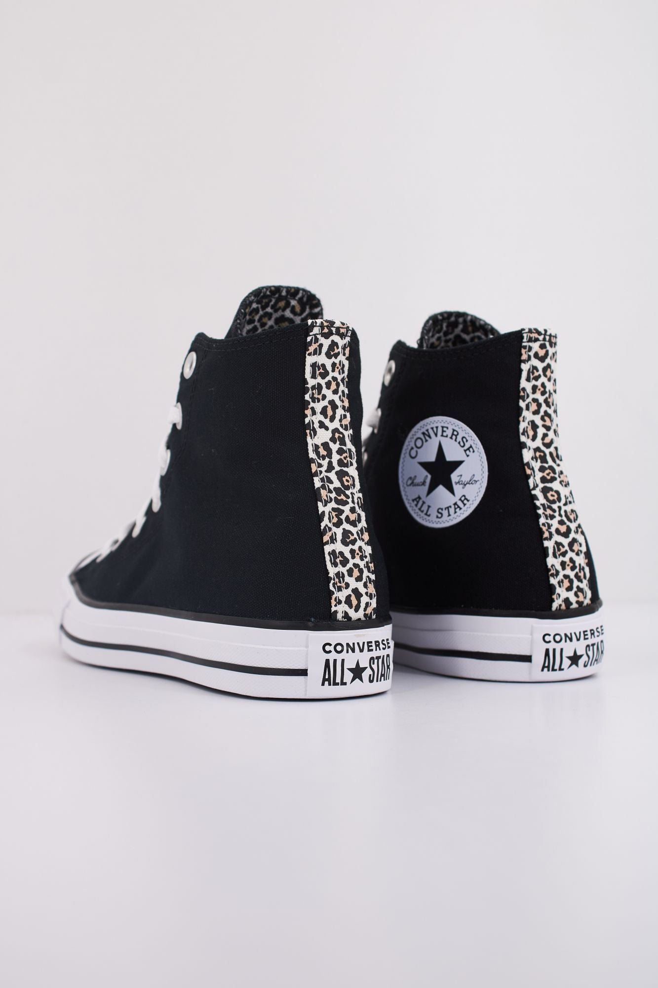 CONVERSE CHUCK TAYLOR ALL STAR LEOPARD en color NEGRO (4)