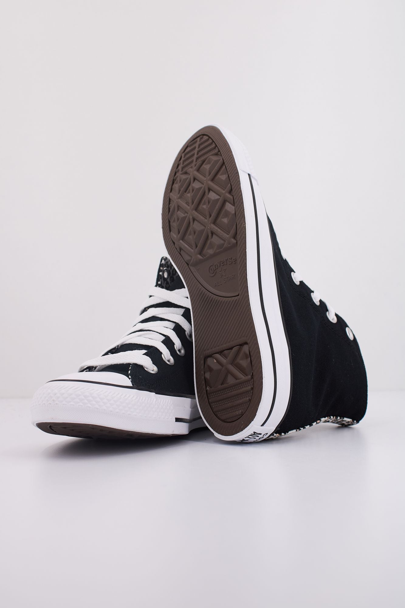 CONVERSE CHUCK TAYLOR ALL STAR LEOPARD en color NEGRO (5)