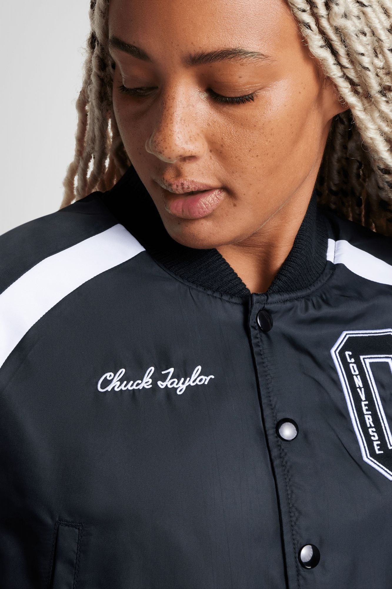 CONVERSE RETRO ALL STAR VARSITY JACKET en color NEGRO (4)