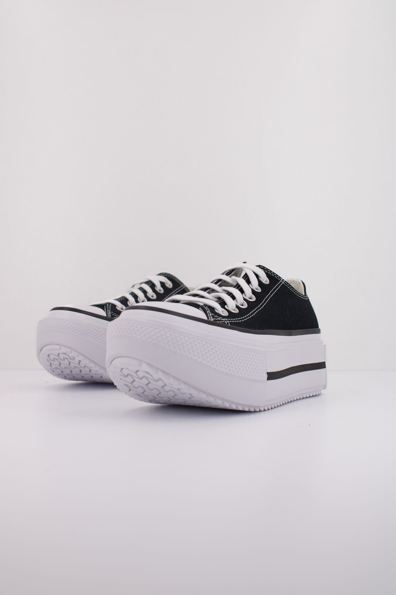 CONVERSE CHUCK TAYLOR ALL STAR LIFT DOUBLE STACK OX en color NEGRO (2)