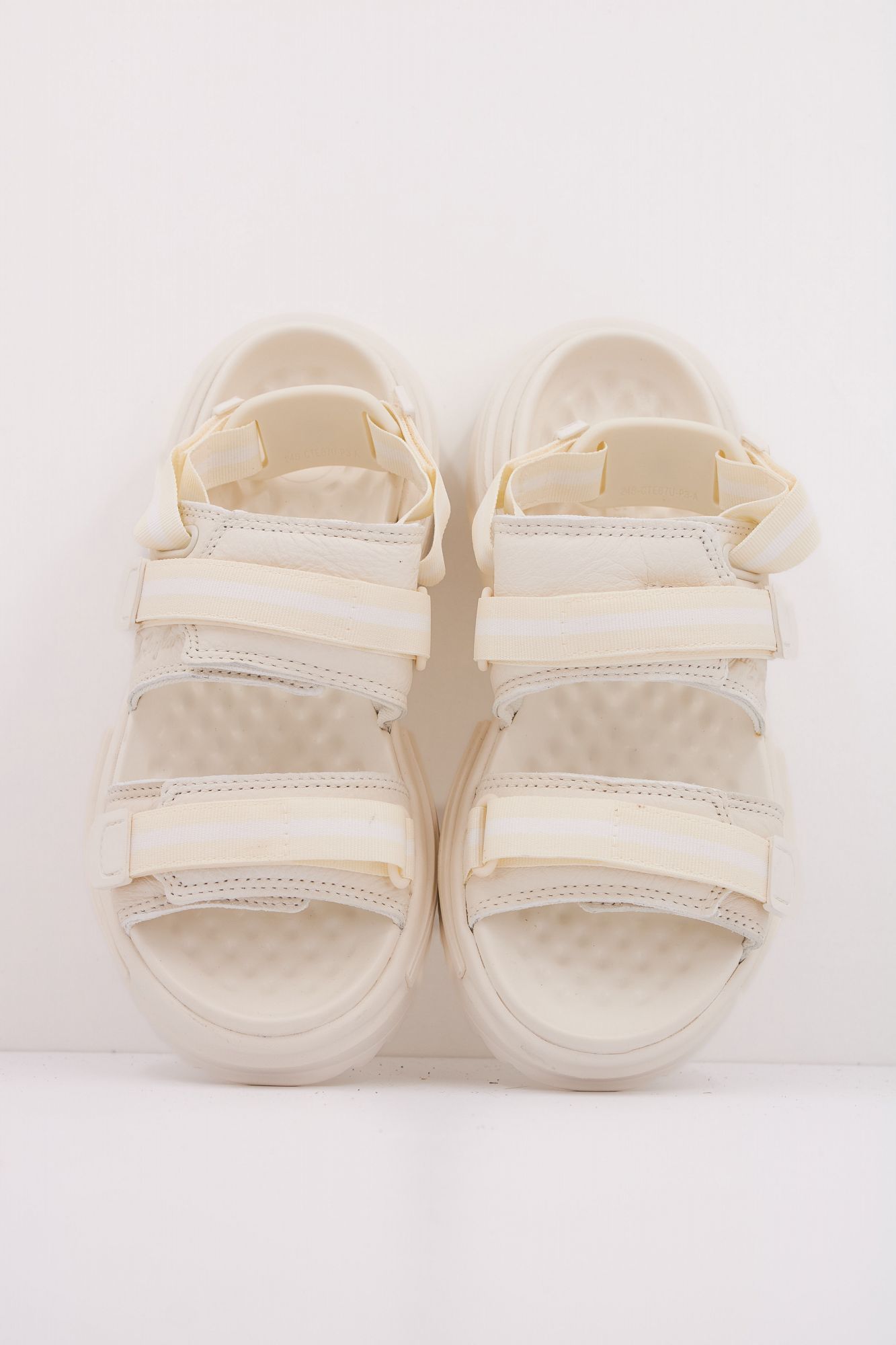 CONVERSE RUN STAR UTILITY SANDAL CX en color AMARILLO (3)