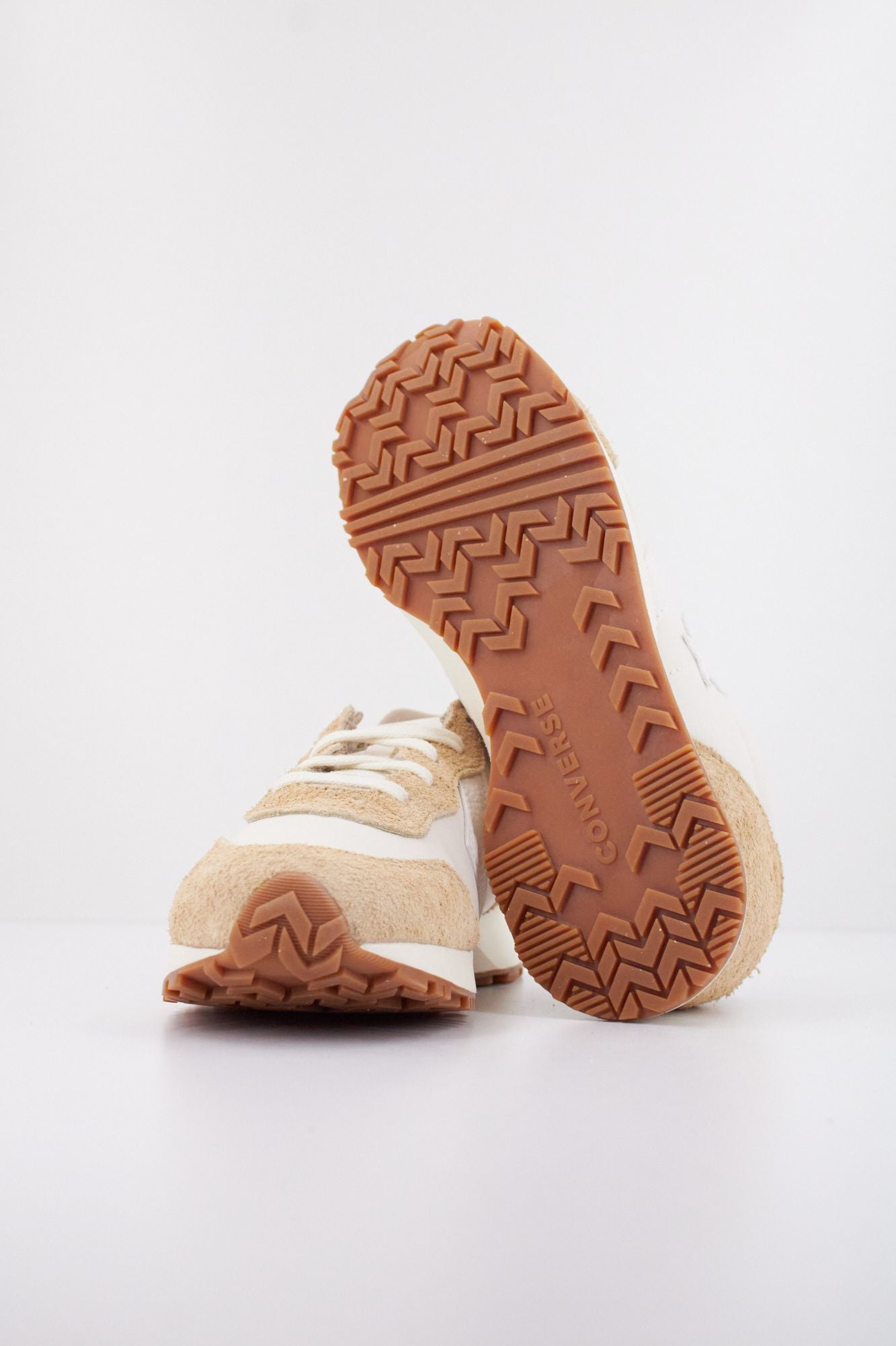 CONVERSE OMEGA TRAINER en color BEIS (5)