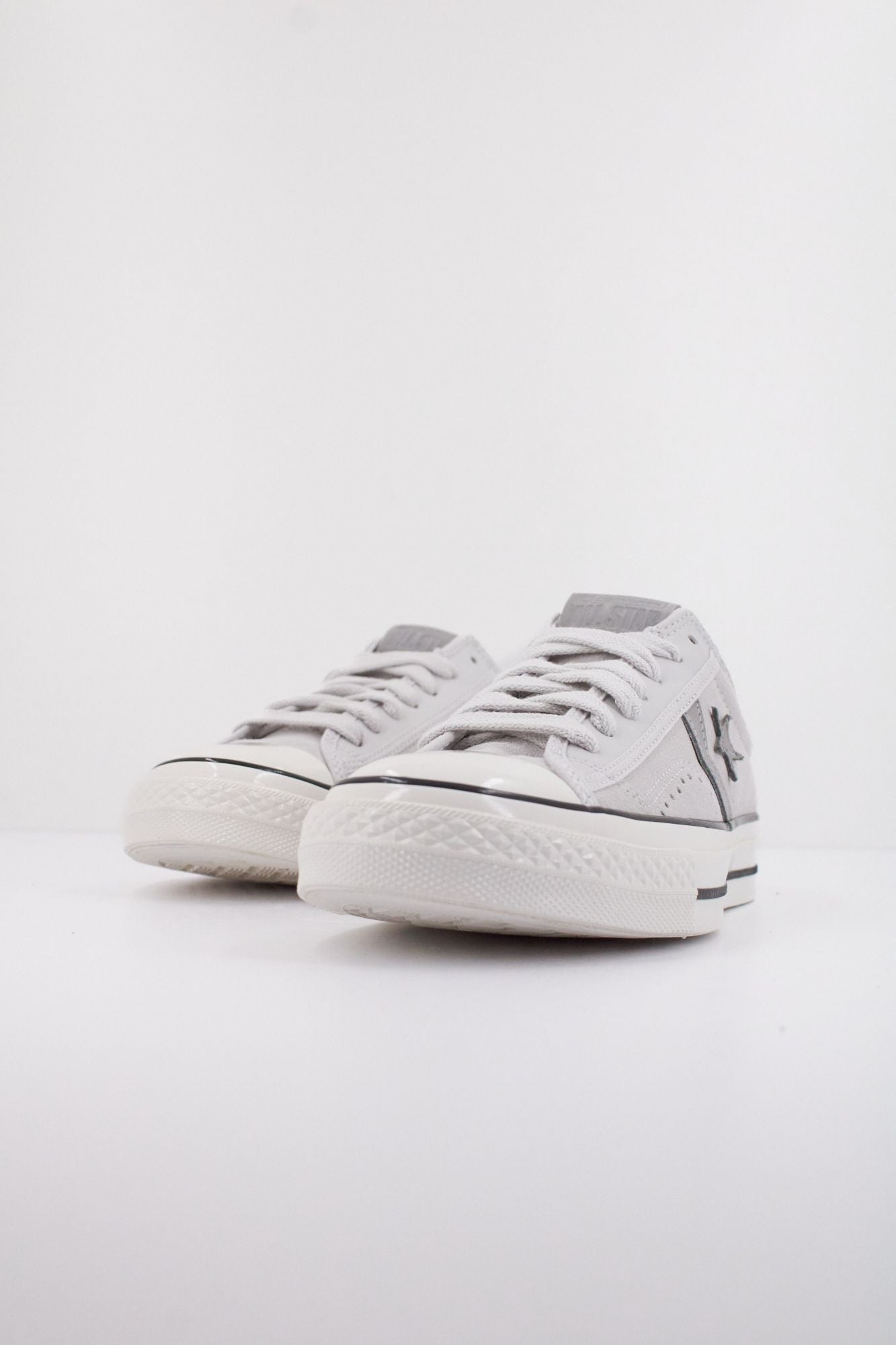 CONVERSE STAR PLAYER 76 SUEDE REMIX en color GRIS (2)