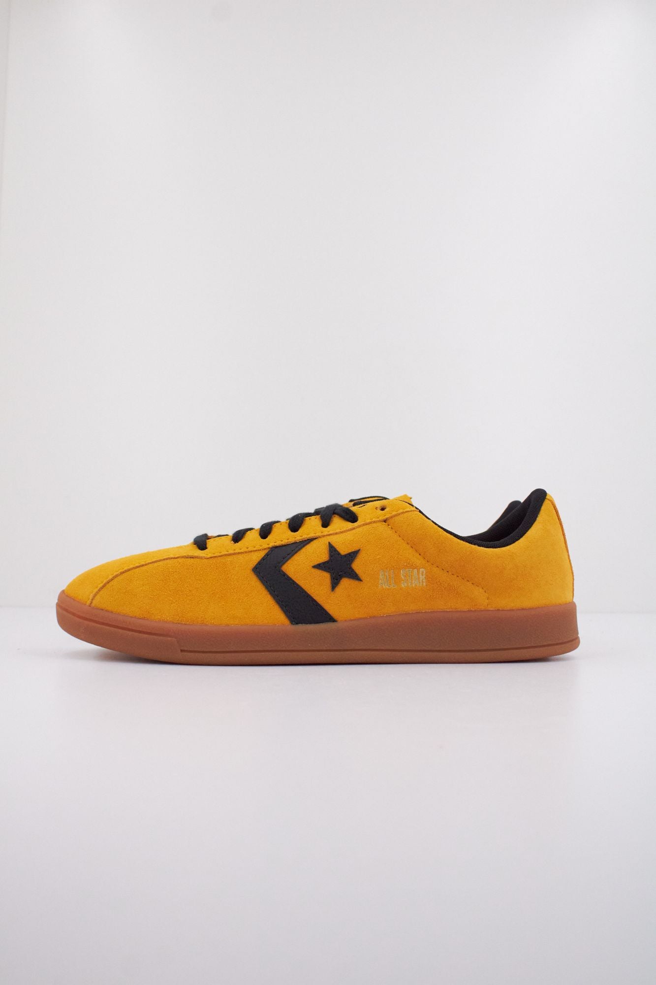 CONVERSE ALL STAR CLASSIC TRAINER SUEDE en color AMARILLO (1)