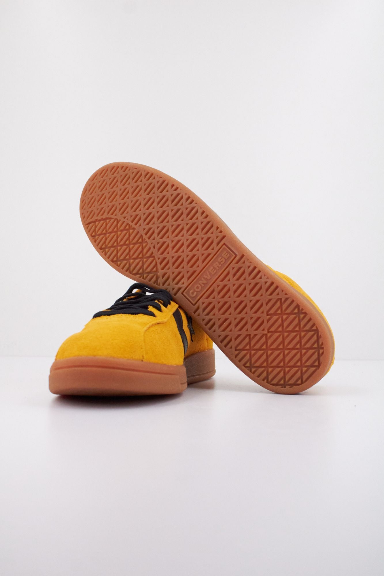 CONVERSE ALL STAR CLASSIC TRAINER SUEDE en color AMARILLO (5)