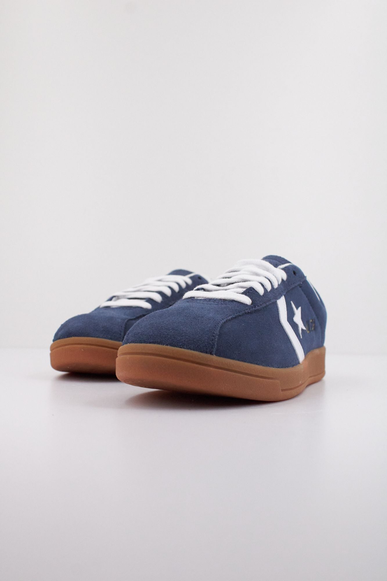 CONVERSE CLASSIC TRAINER SUEDE en color AZUL (2)