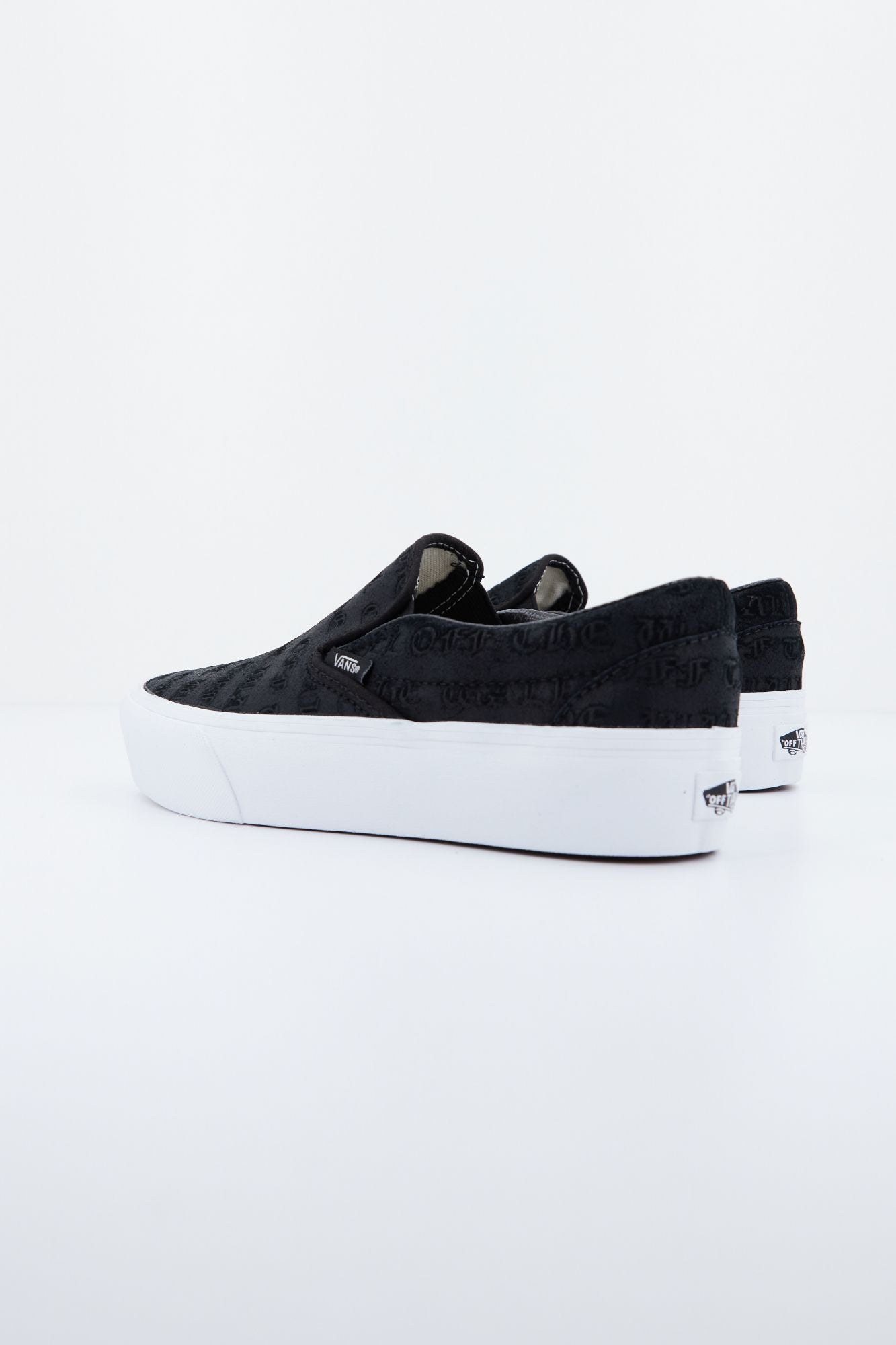 VANS UA CLASSIC SLIP-ON PLATF en color NEGRO (2)