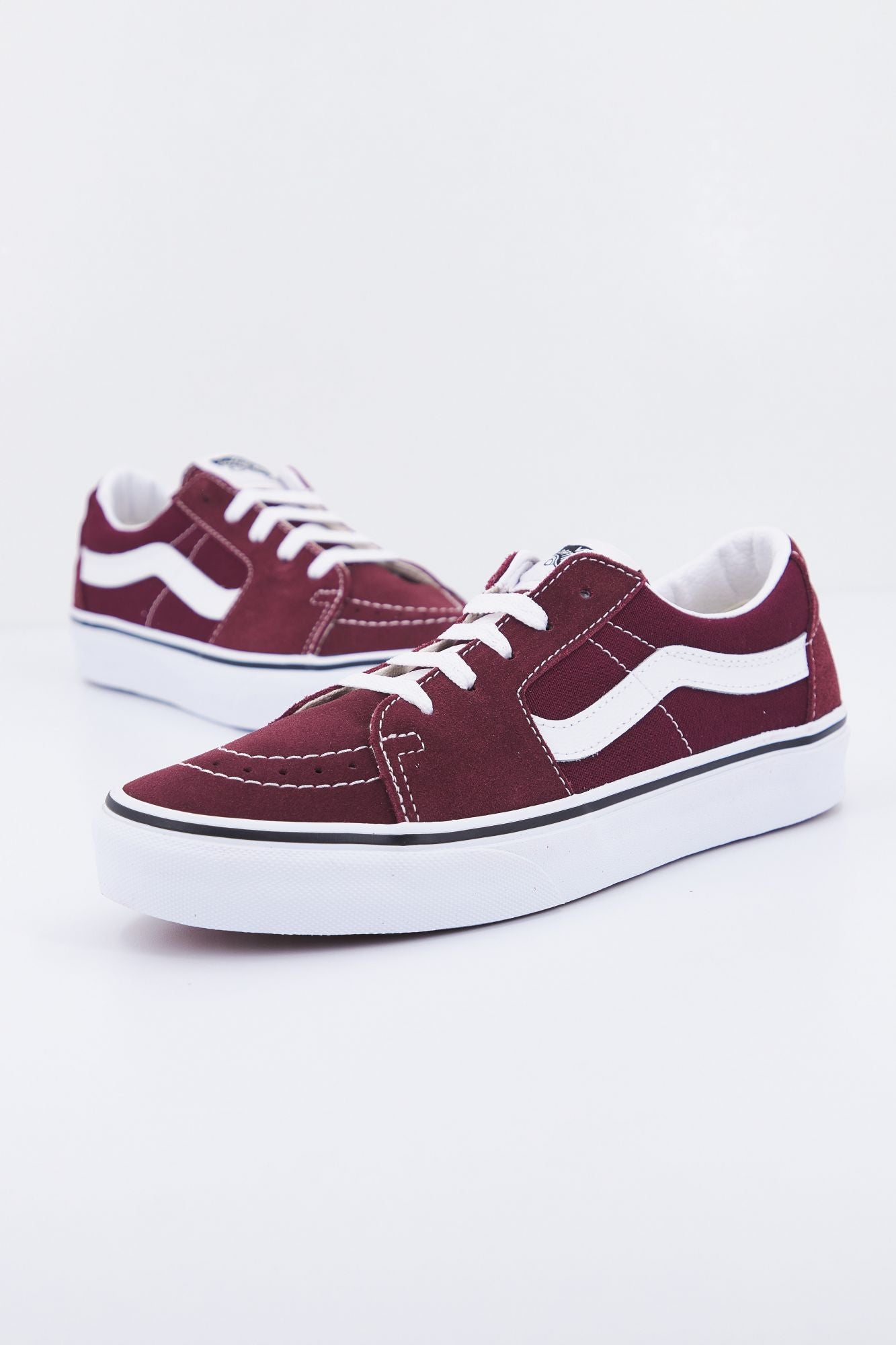 VANS UA SK8-LOW en color BURDEOS (1)