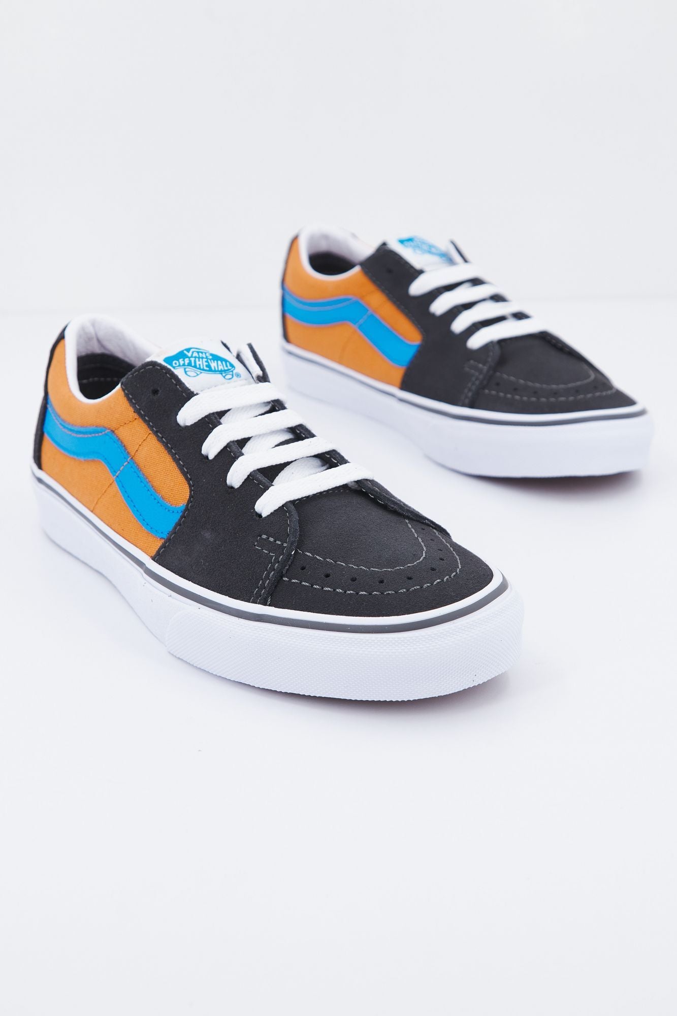 VANS UA SK8-LOW en color NEGRO (2)