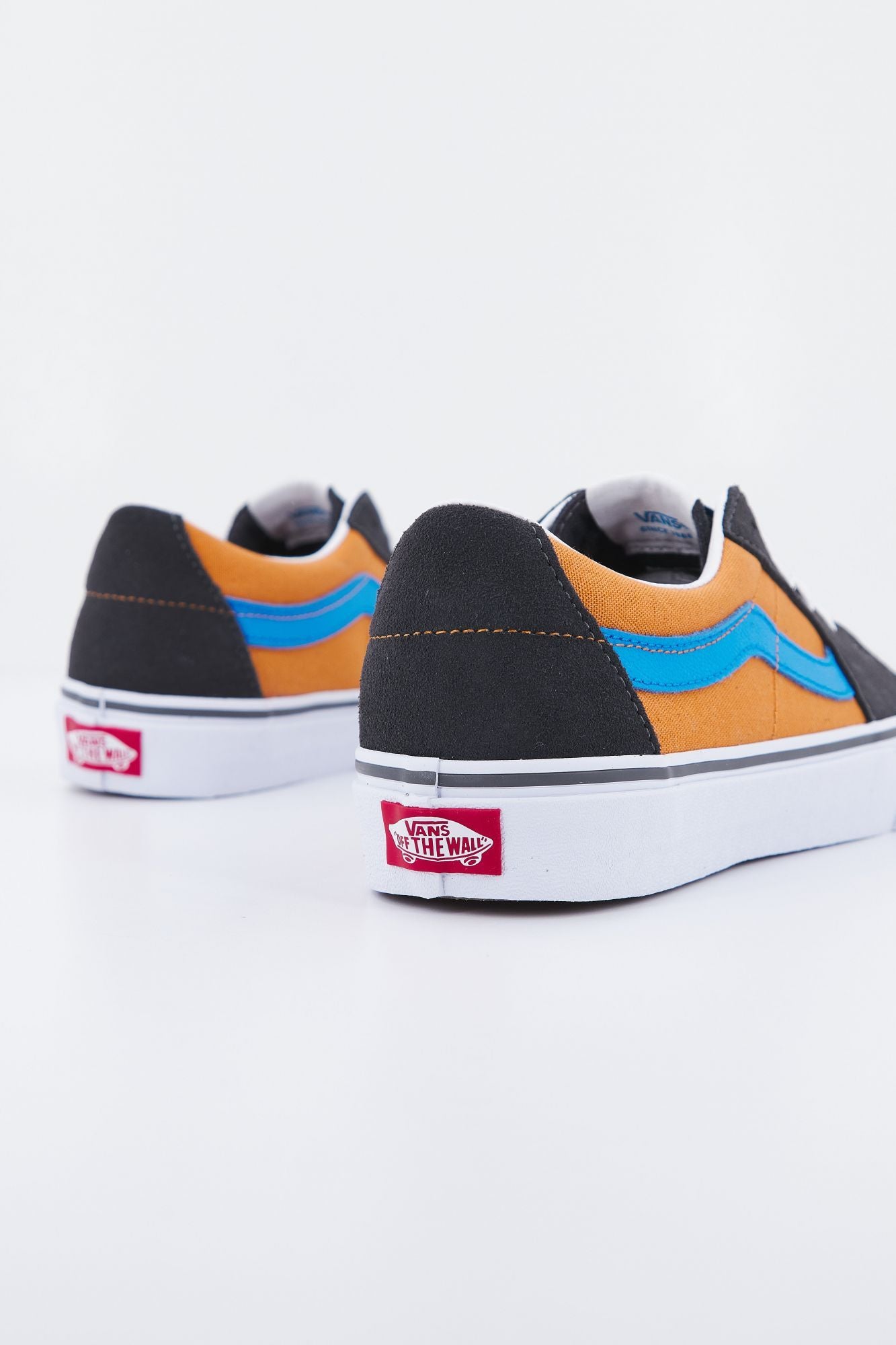 VANS UA SK8-LOW en color NEGRO (3)