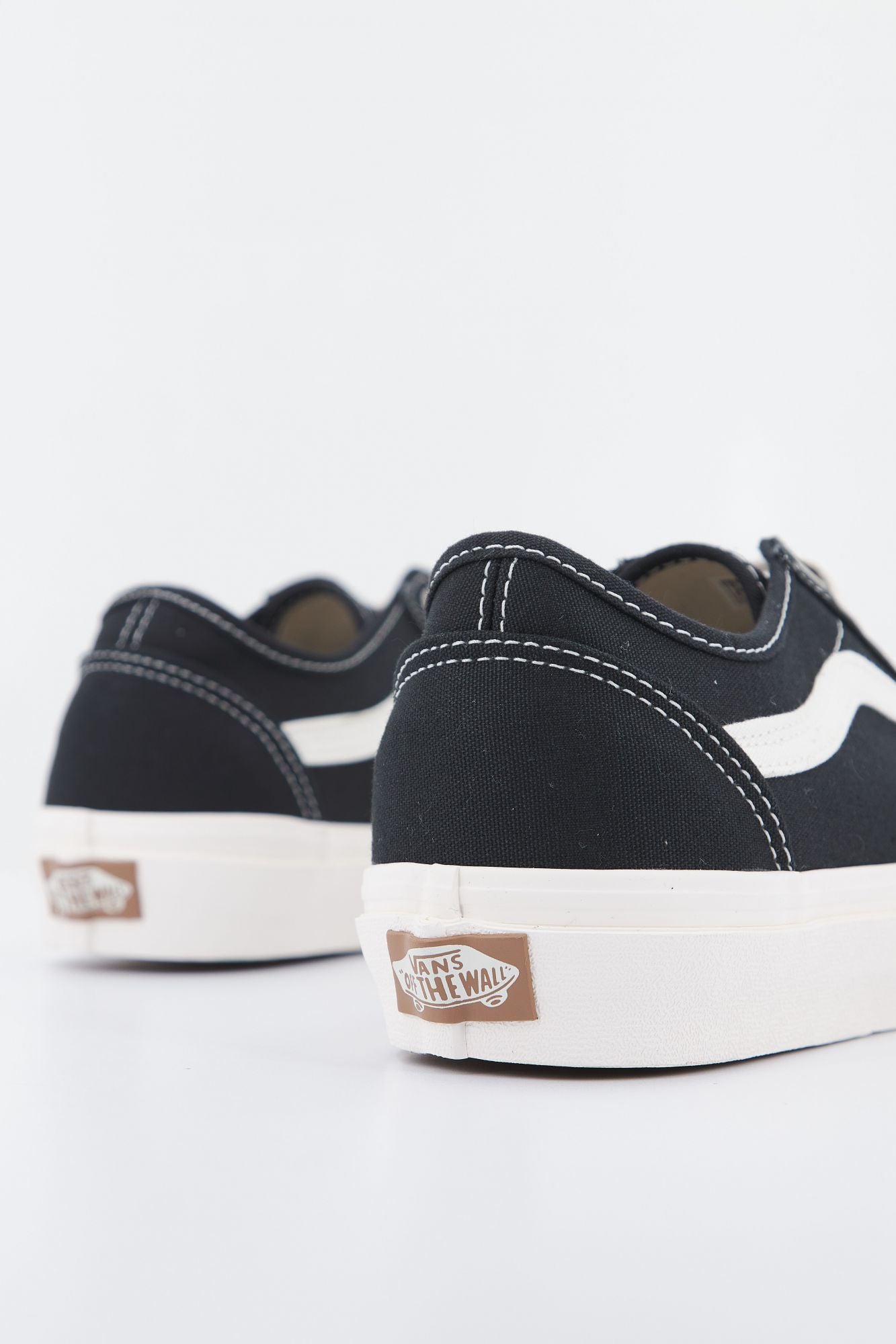 VANS UA OLD SKOOL TAPERED en color NEGRO (3)