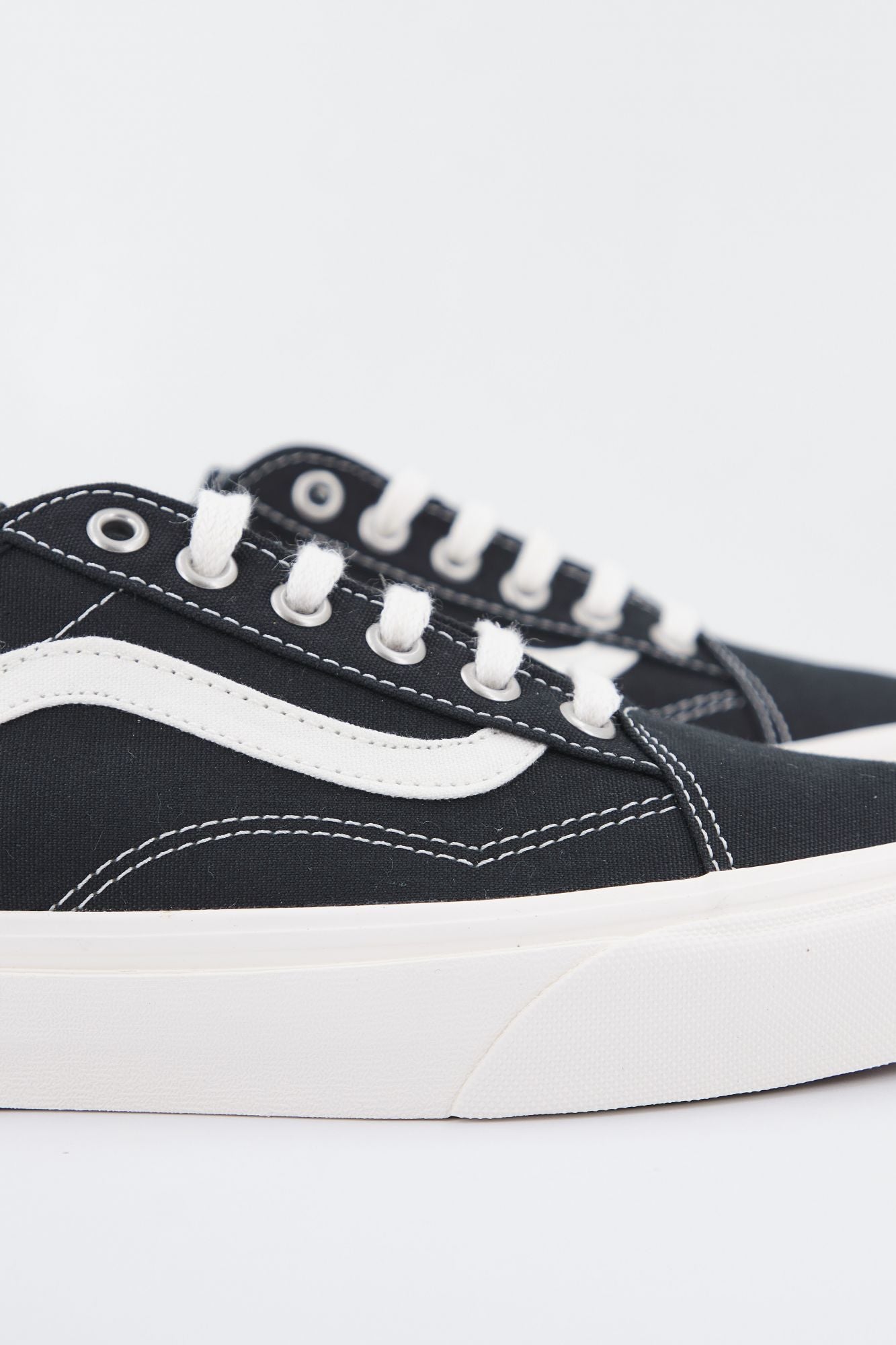 VANS UA OLD SKOOL TAPERED en color NEGRO (4)