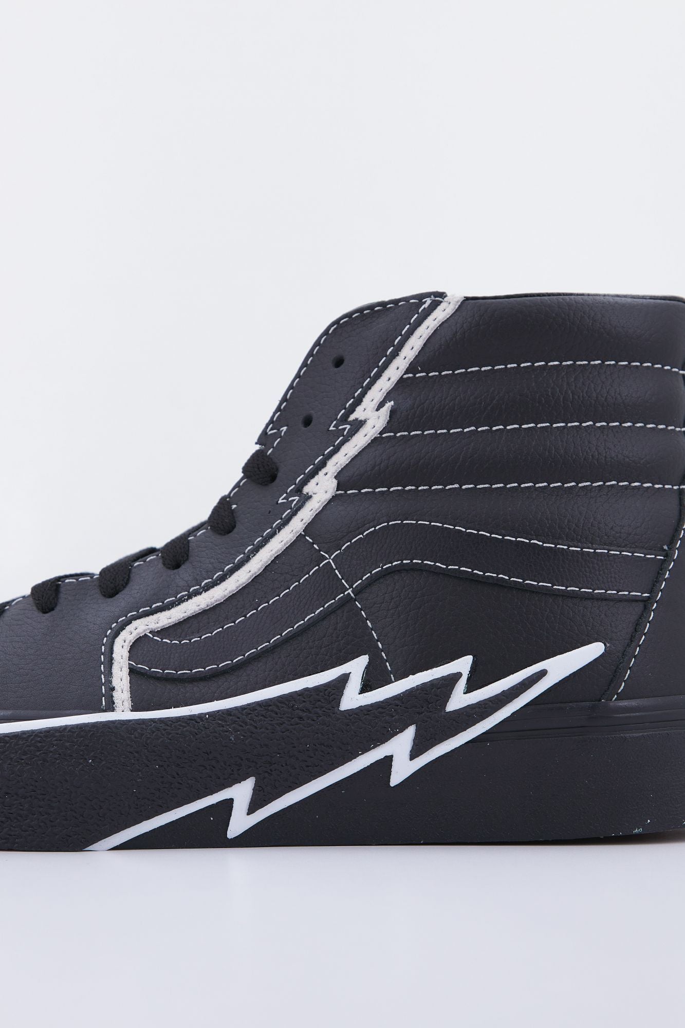 VANS UA SK8-HI BOLT en color NEGRO (4)