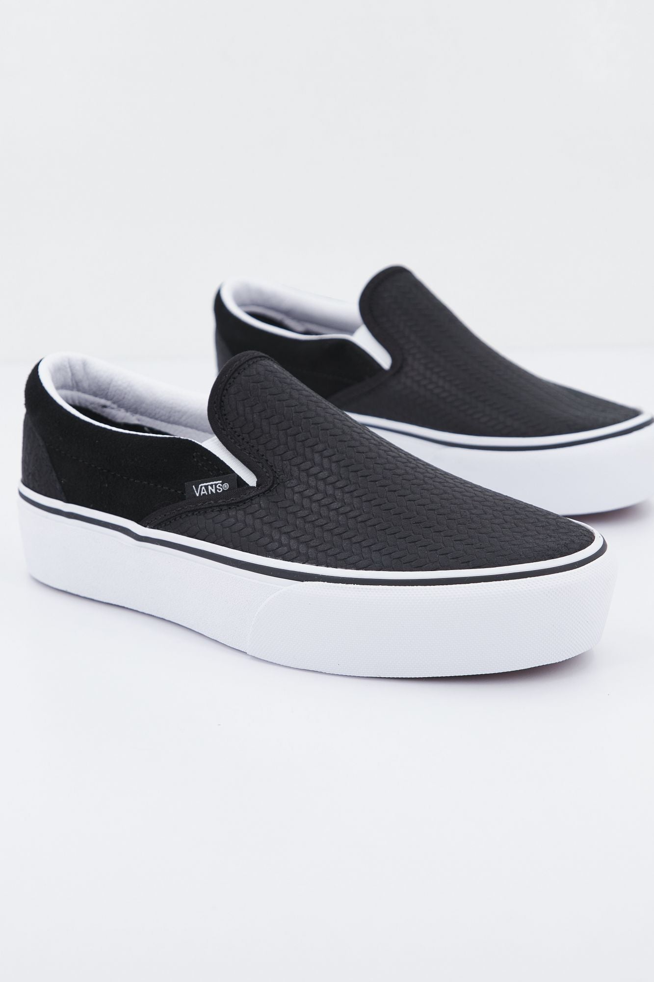 VANS UA CLASSIC SLIP-ON PLA en color NEGRO (1)