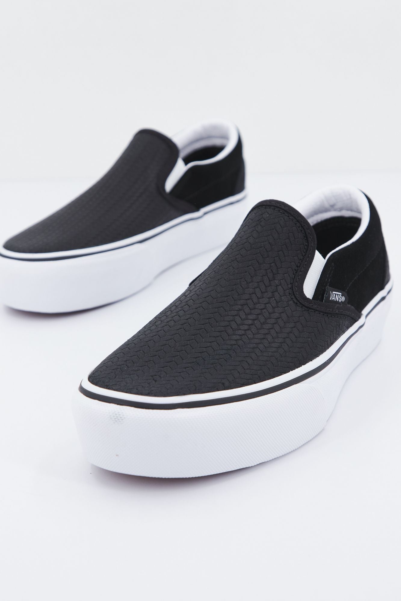 VANS UA CLASSIC SLIP-ON PLA en color NEGRO (2)